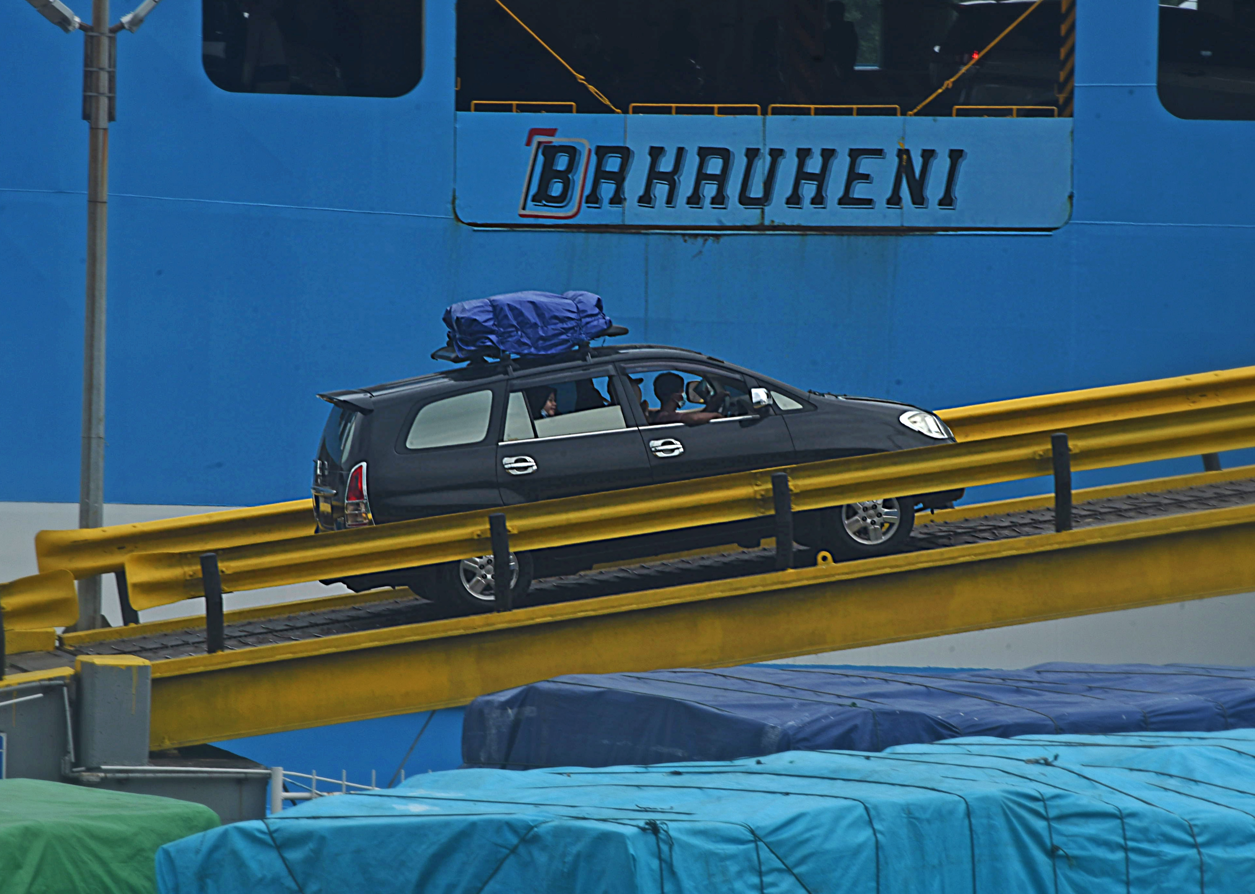 Calon penumpang dengan mobil pribadi memasuki kapal ferry untuk menyeberang ke Pulau Sumatera.