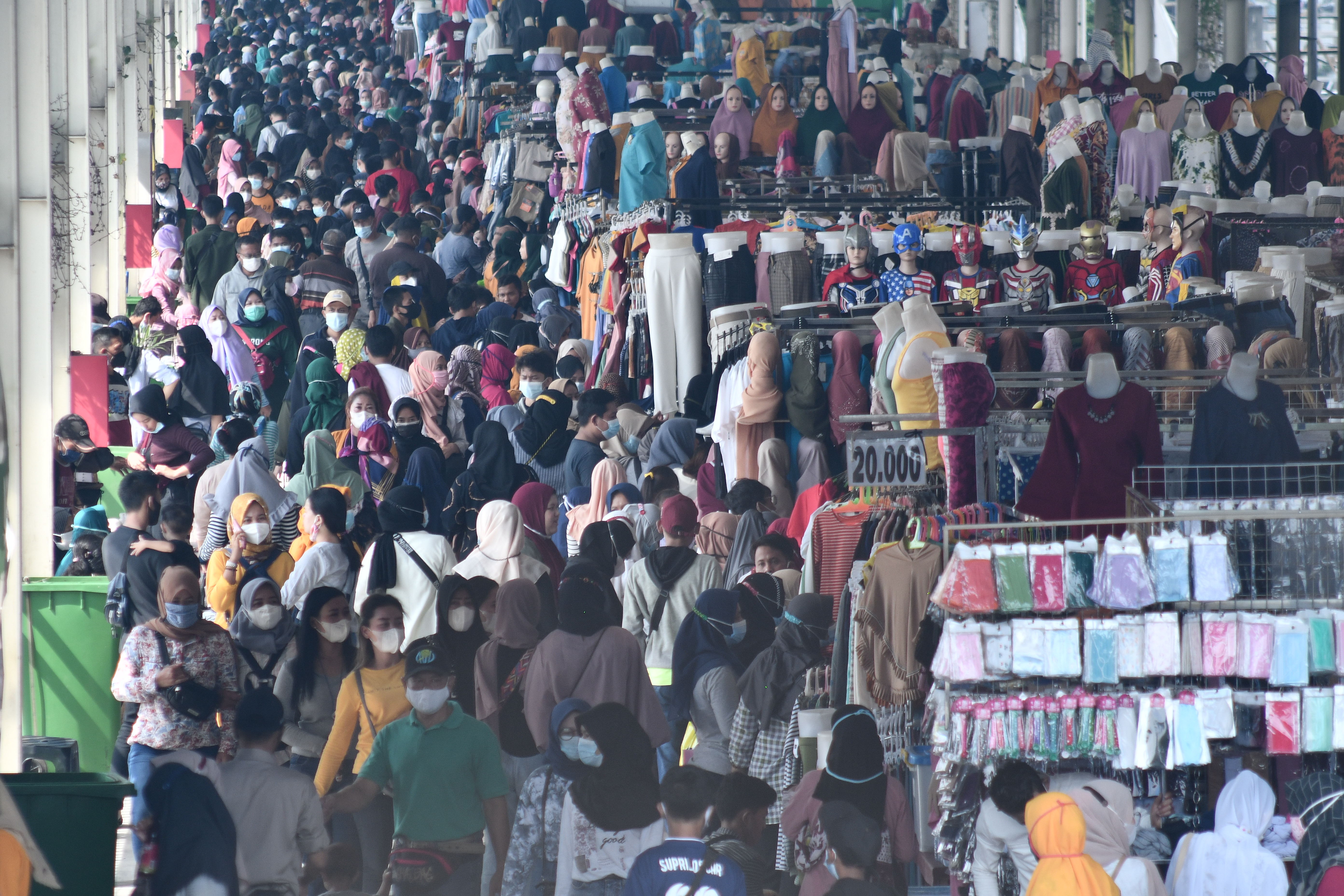 Warga memadati kawasan Sky Bridge Pasar Tanah Abang, Jakarta, Minggu (2/5/2021).