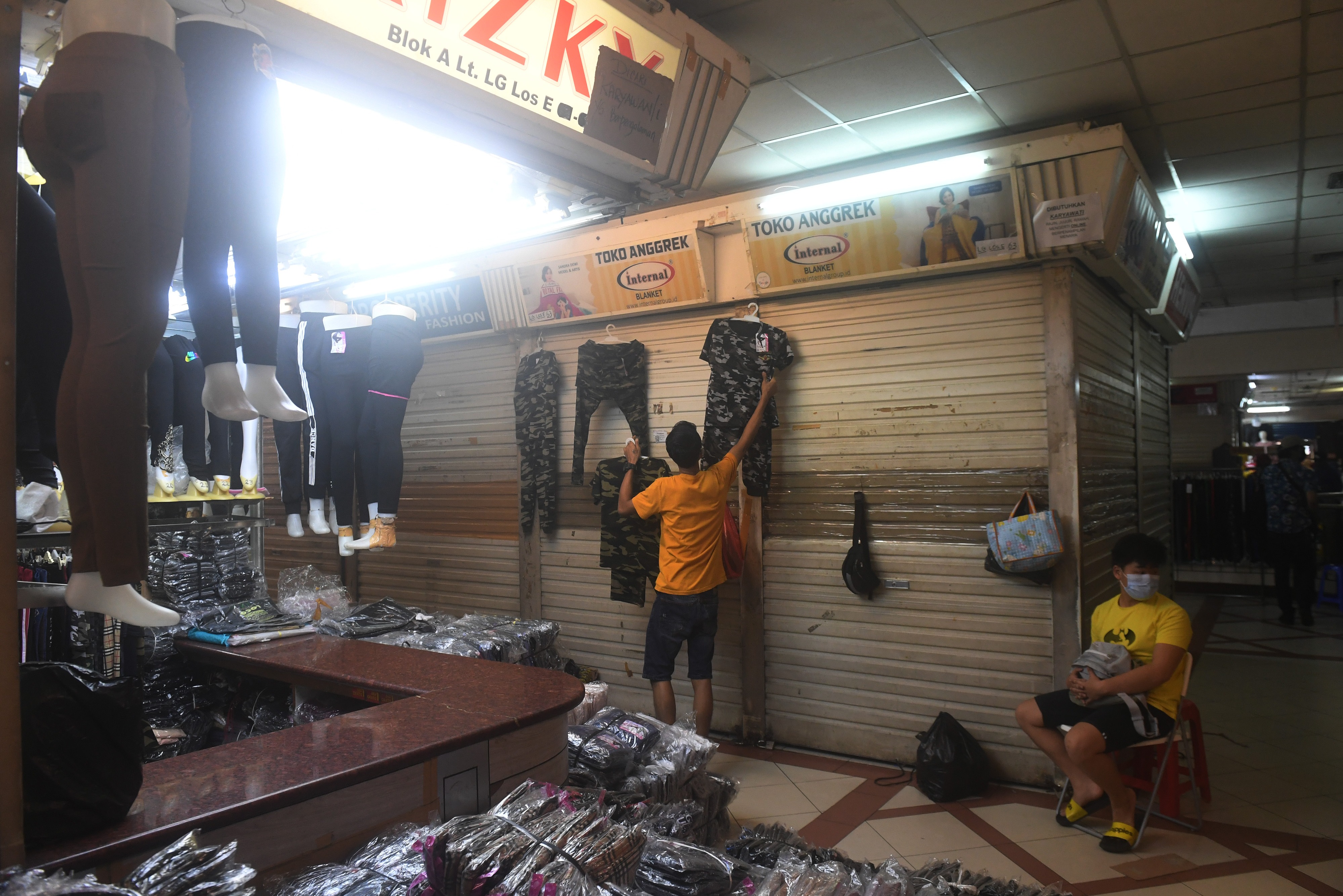 Pedagang merapikan dagangannya saat penutupan Pasar Tanah Abang di Jakarta, Selasa (11/5).