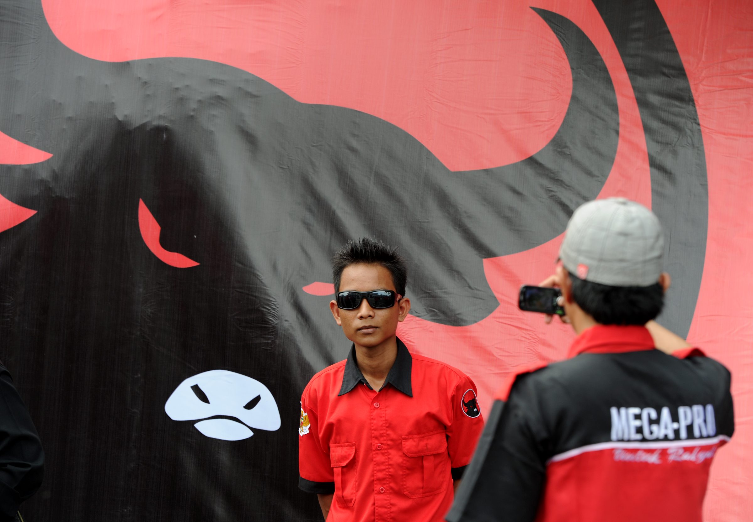 Kader berfoto di depan logo partai PDIP, beberapa waktu lalu.