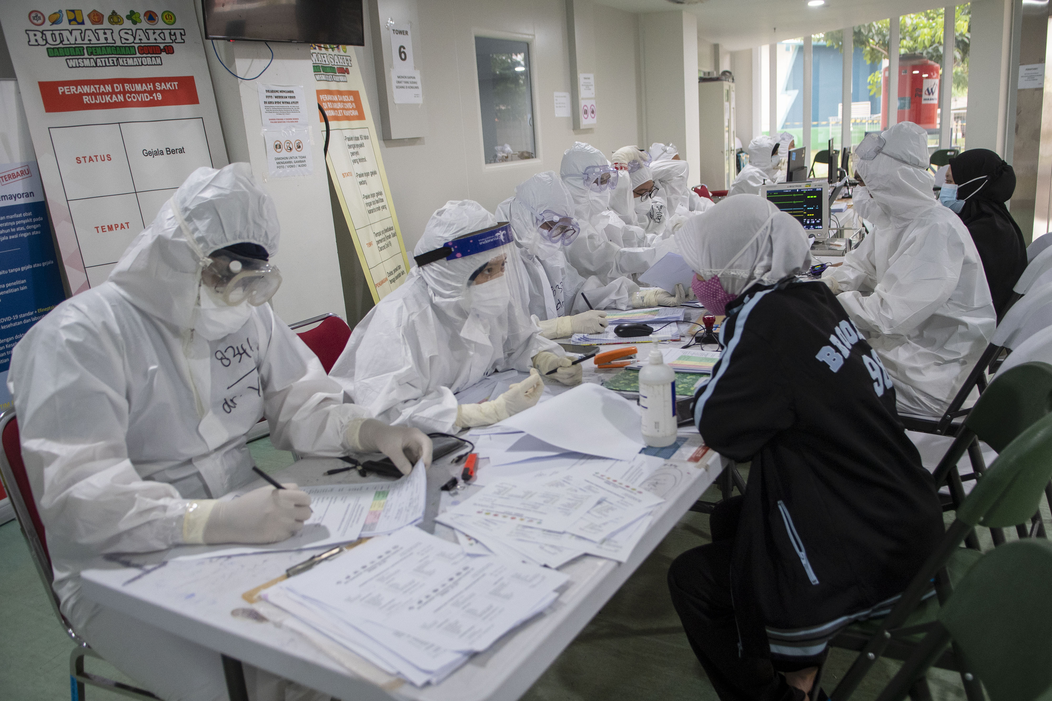 Tenaga kesehatan mendata pasien positif covid-19 yang baru tiba di Rumah Sakit Darurat Covid-19 (RSDC), Wisma Atlet, Kemayoran, Jakarta.