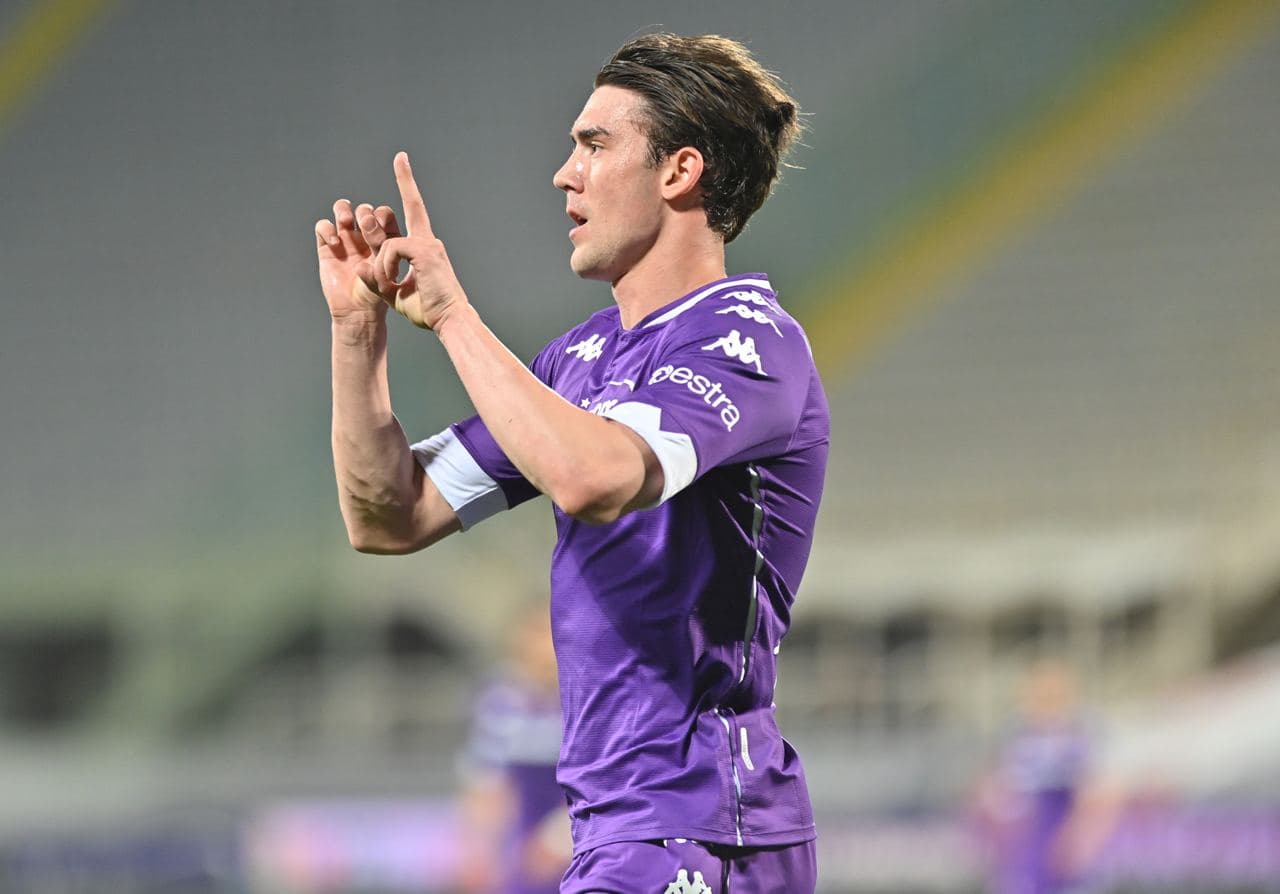 Penyerang Fiorentina Dusan Vlahovic melakukan selebrasi usai mencetak gol ke gawang Lazio di laga Serie A.