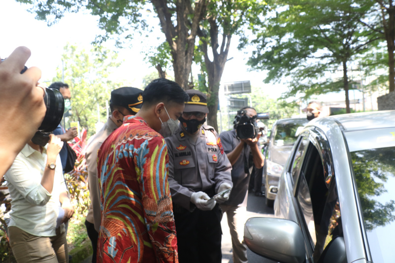 Walo kota Gibran saat meninjau operasi penyekatan di Pospam Faroka, Selasa (11/5).