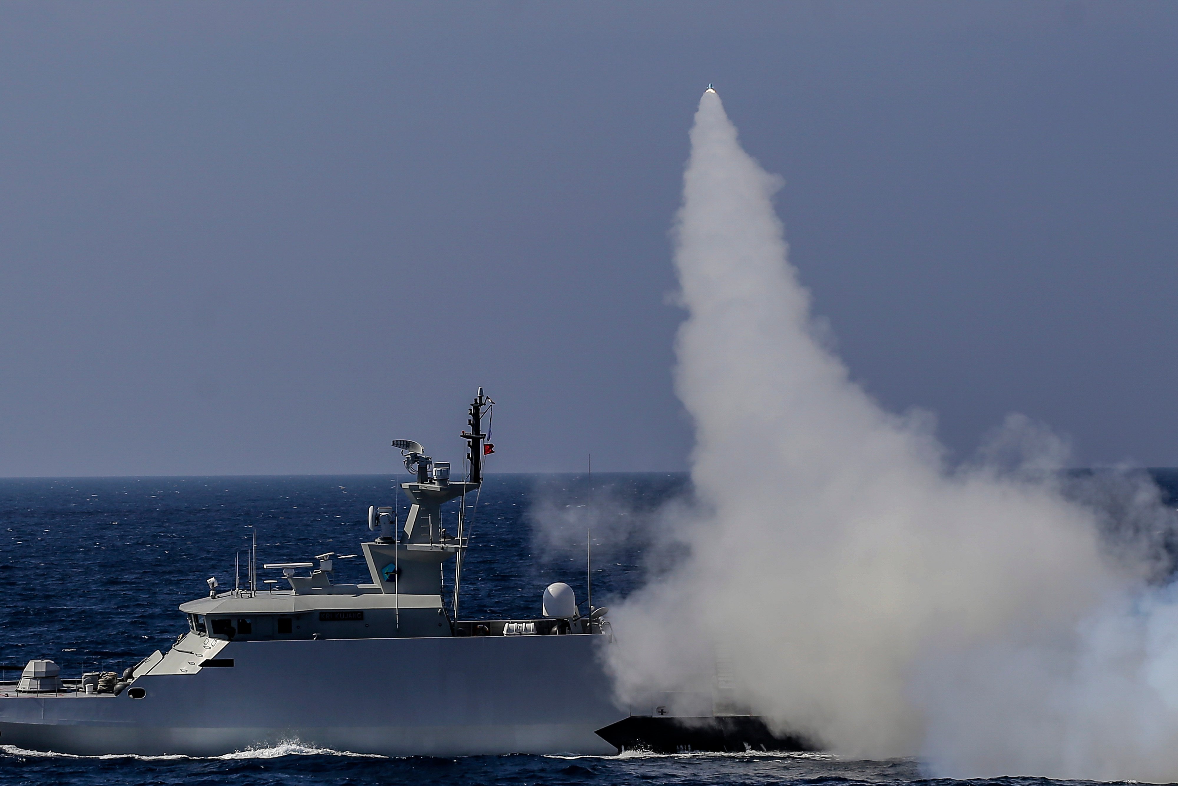 KRI Kujang-642 menembakan rudal C-705 ke target sasaran di perairan Natuna, Kepulauan Riau.