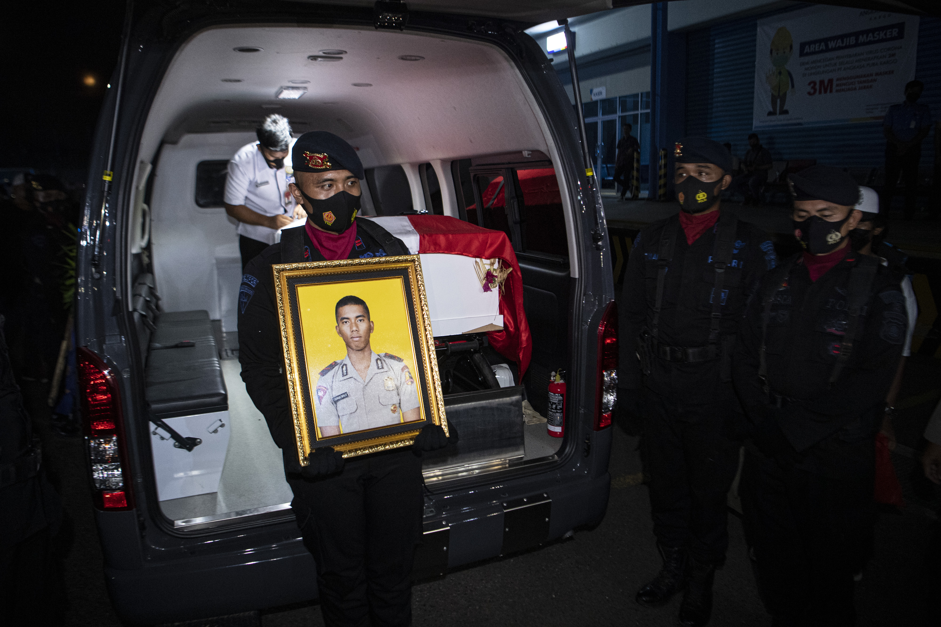 Jenazah polisi yang tertembak di Papua tiba di Palembang, Rabu (28/4).