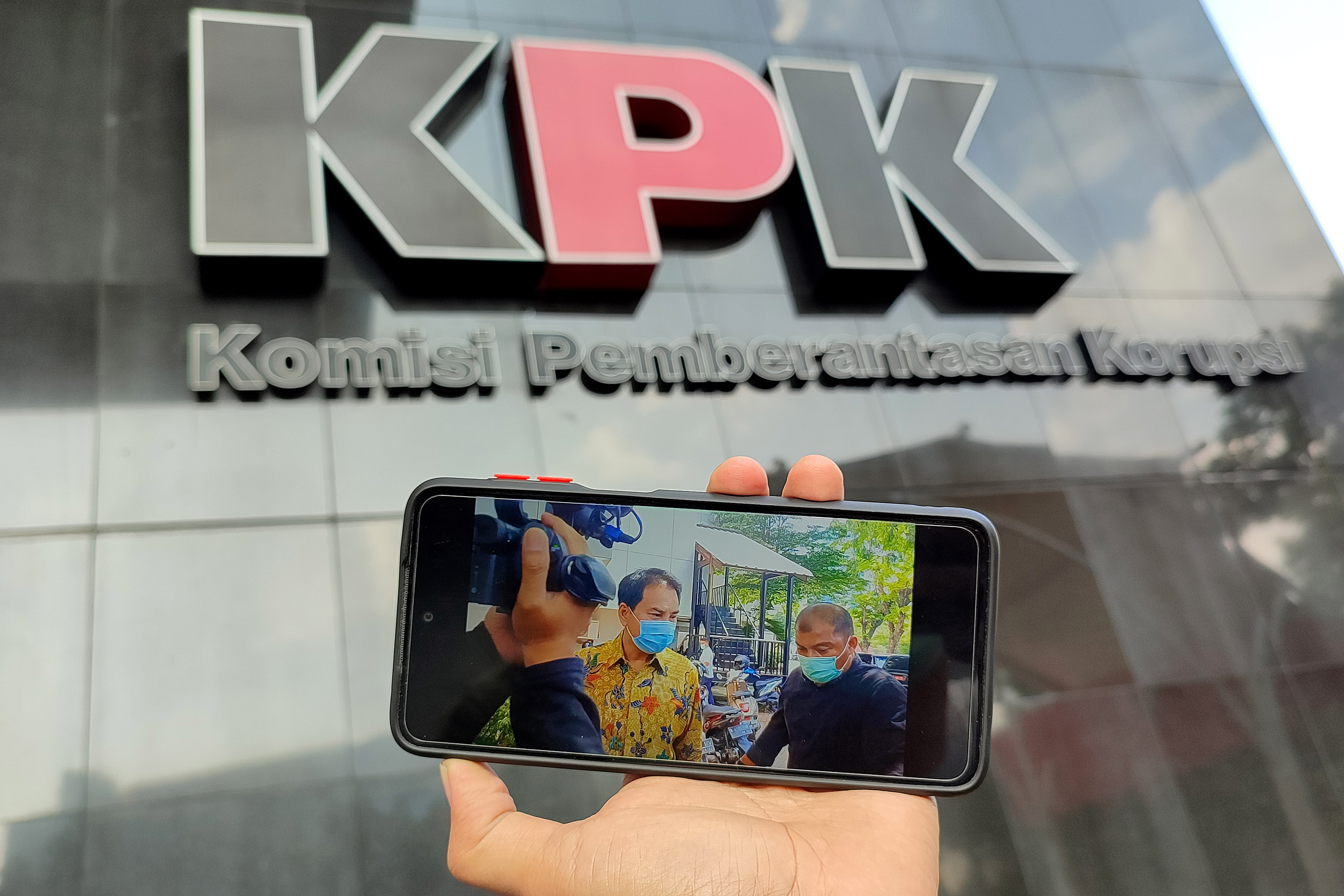 Tangkapan gambar pemeriksaan Wakil Ketua DPR Aziz Syamsuddin melalui telepon pintar seusai diperiksa Dewan Pengawas KPK