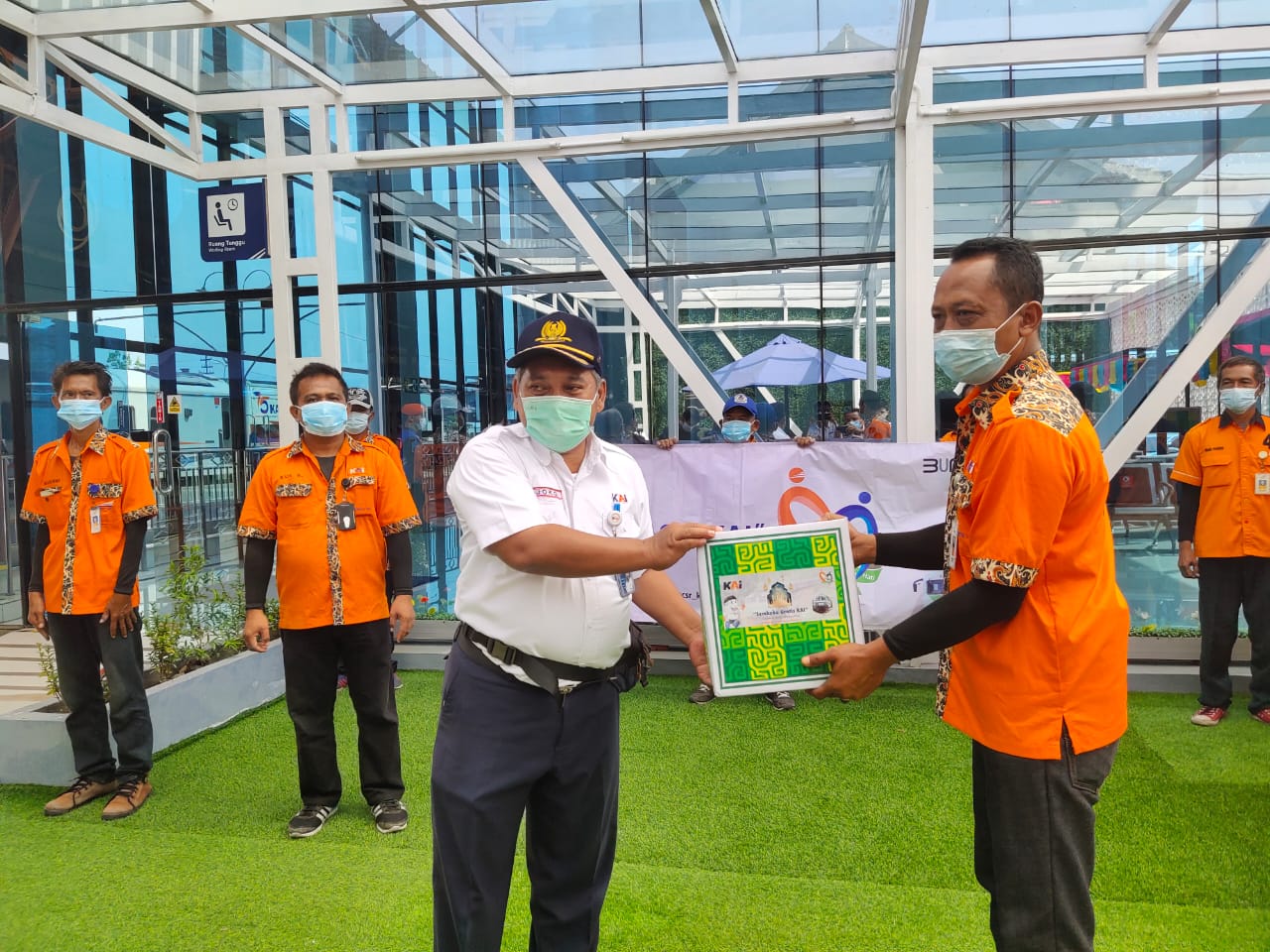 PT KAI Daop 5 Purwokerto beri santunan Porter di 7 Stasiun