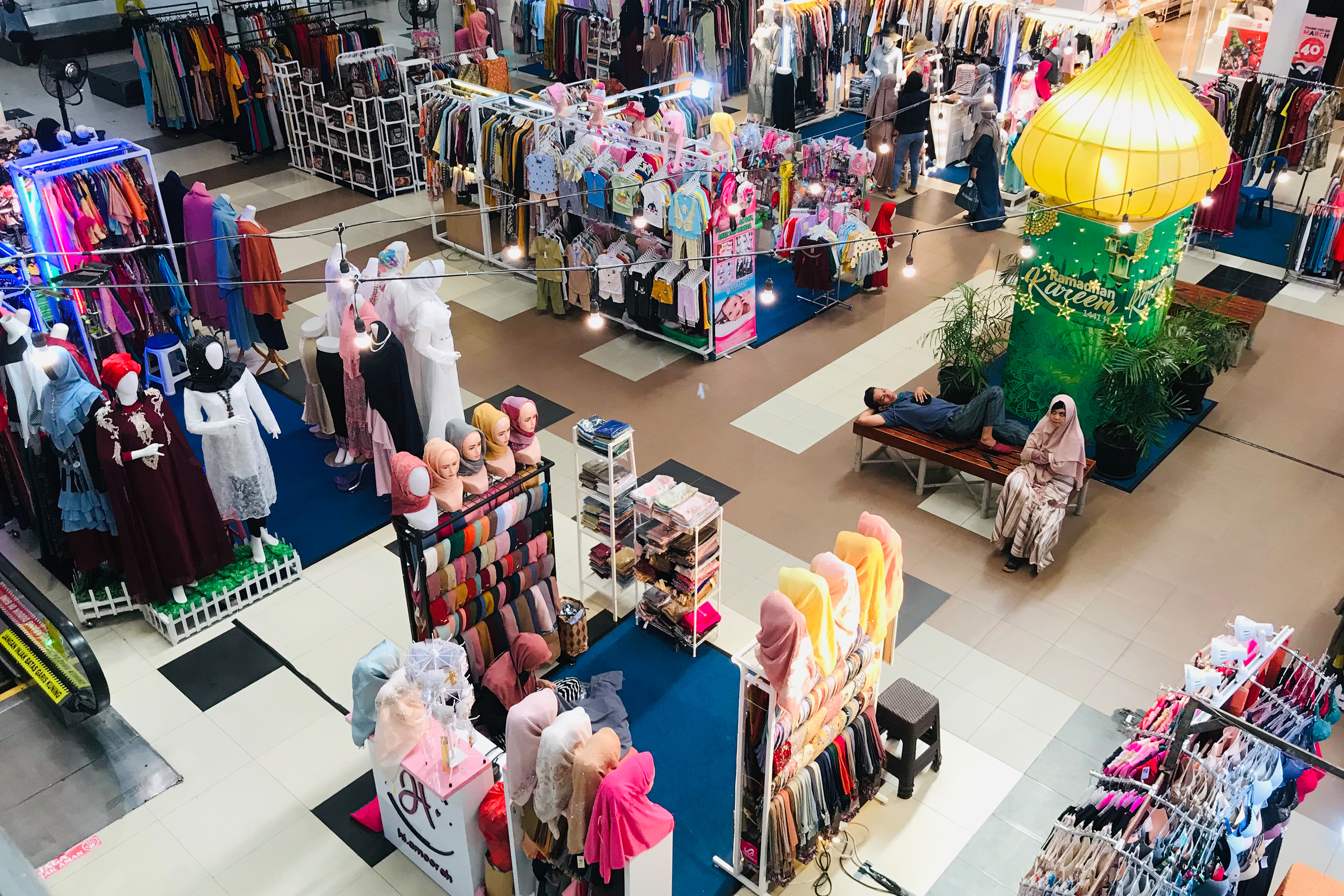 Pusat perbelanjaan Bencoolen mall, Bengkulu, mulai ramai menjelang H-8 Lebaran 2021. 