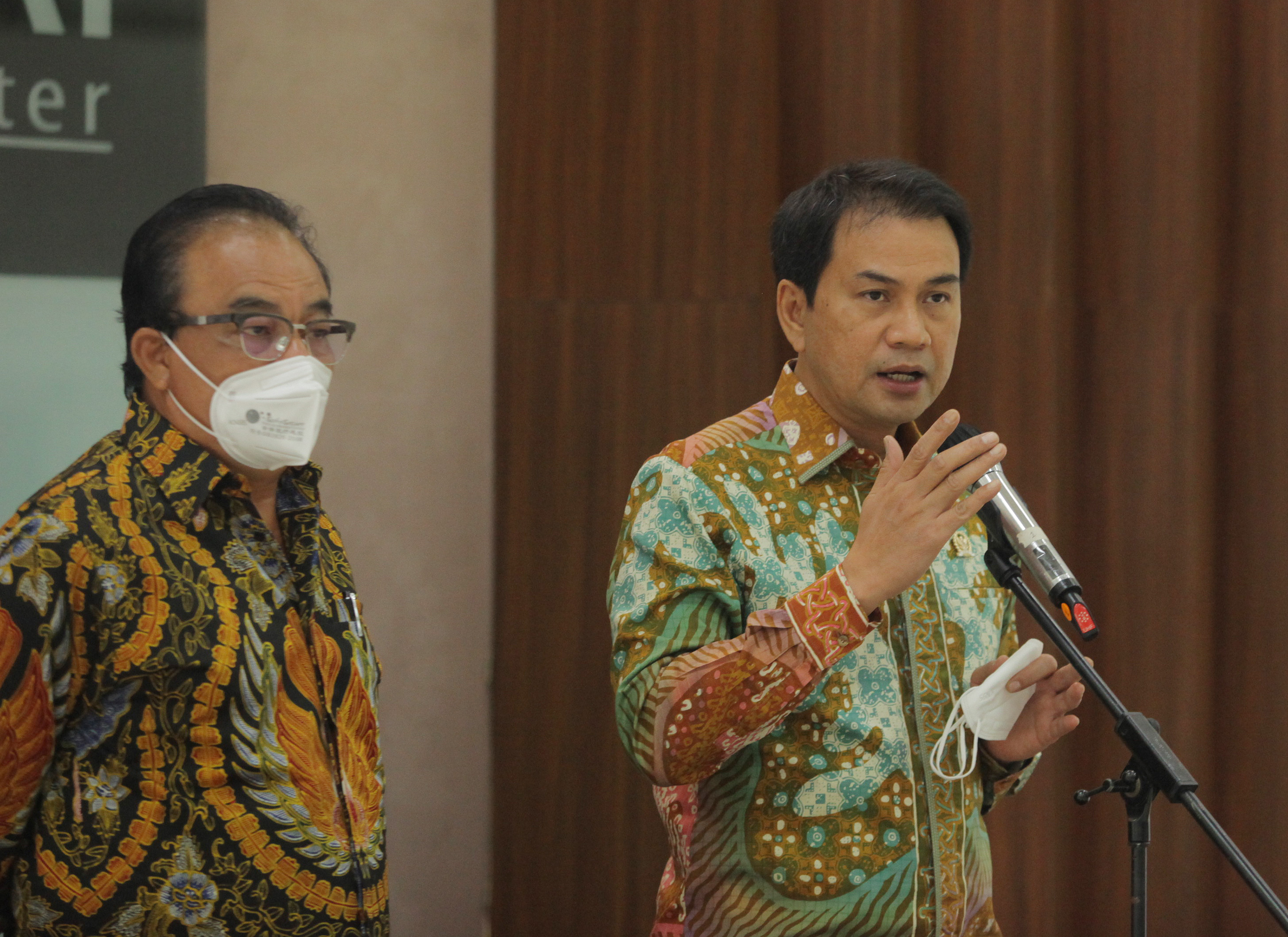 Wakil Ketua DPR Azis Syamsuddin (kanan)
