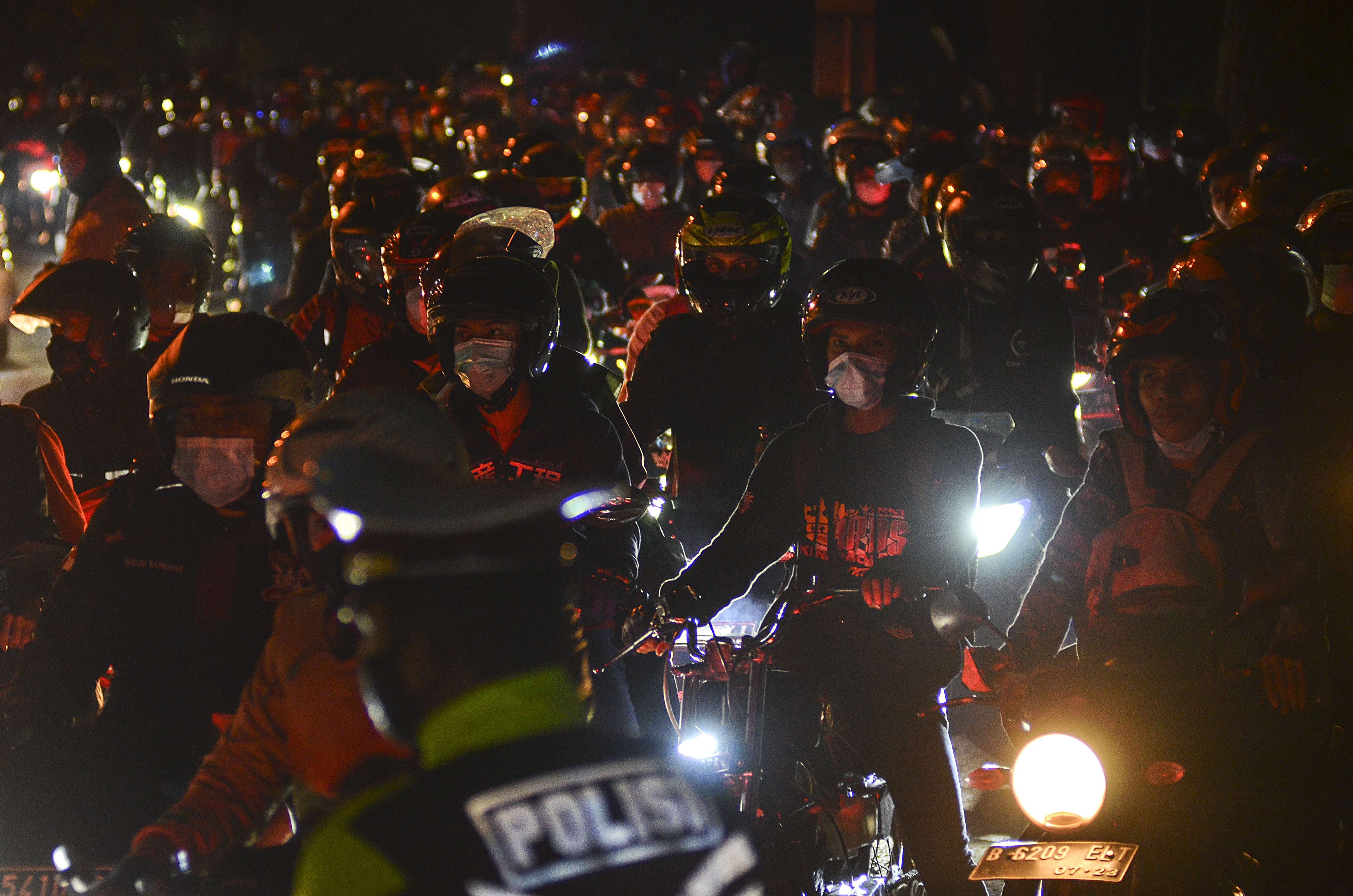 MUDIK: Sejumlah pemudik motor di Pos leter U Gentong, Tasikmalaya. Diperkitrakan 1,5 juta akan balik memasuki Jakarta, pasca libur Lebaran