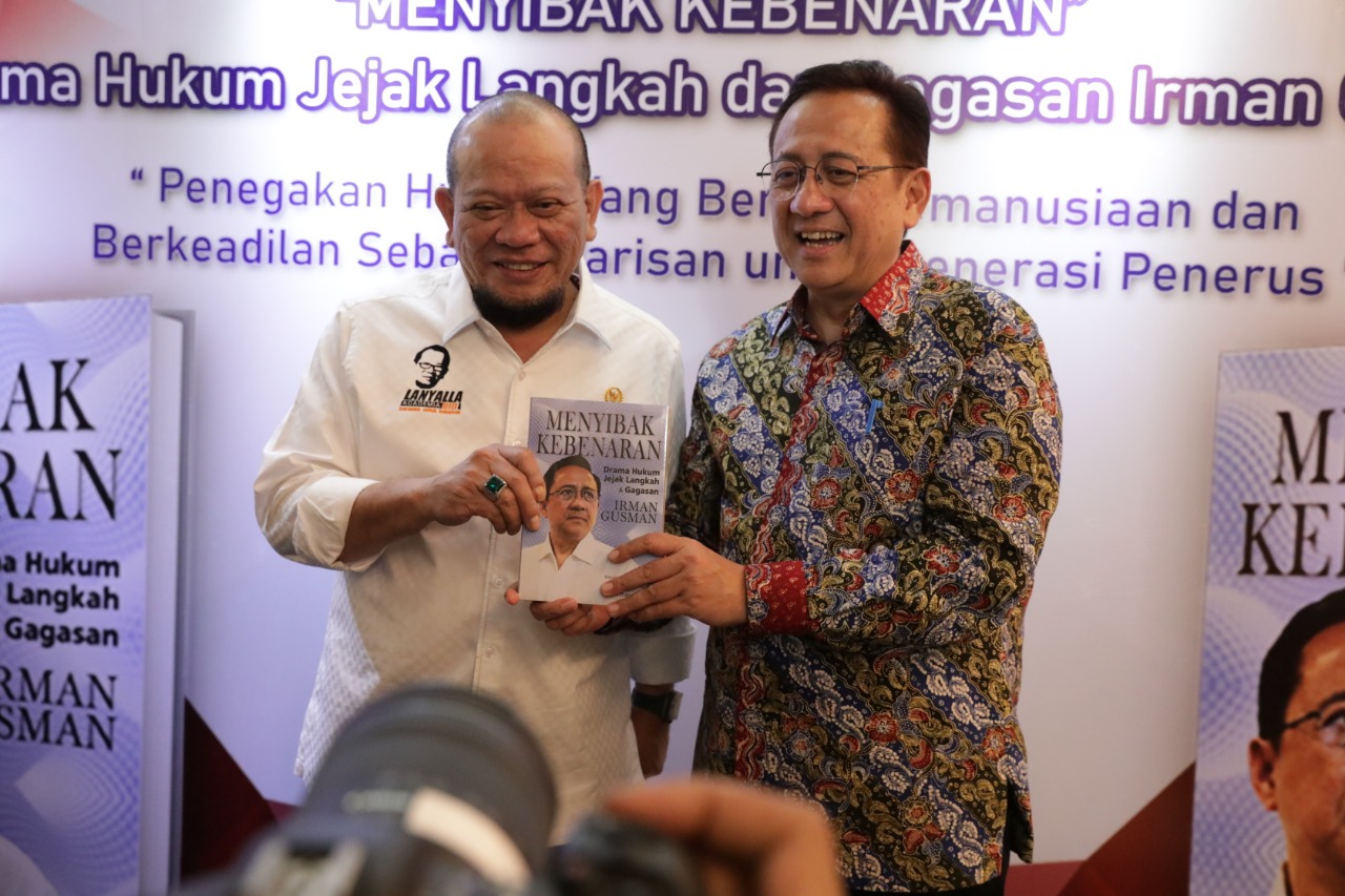 Acara peluncuran buku mantan Ketua DPD RI Irman Gusman (kanan) yang juga dihadiri Ketua DPD RI LaNyalla Mahmud Mattalitti.   