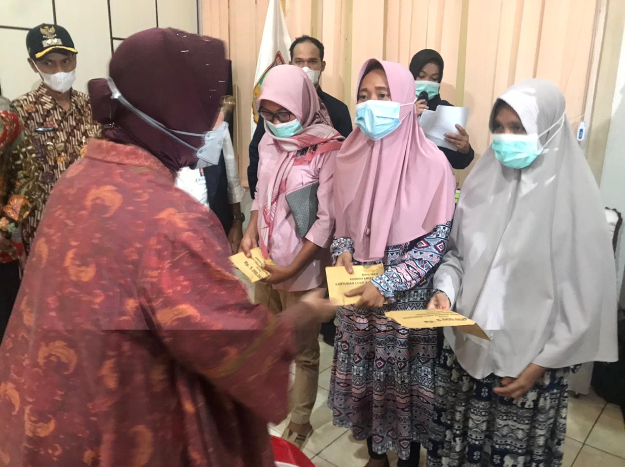 Tak Kenal Lelah, Mensos Bagi Bantuan untuk Korban Longsor di Solok