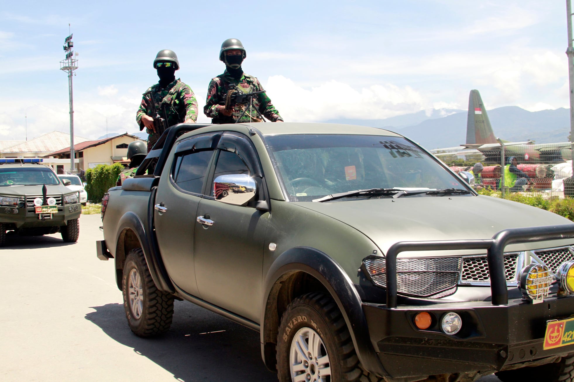 Prajurit TNI melakukan patroli keamanan di Wamena, Papua.
