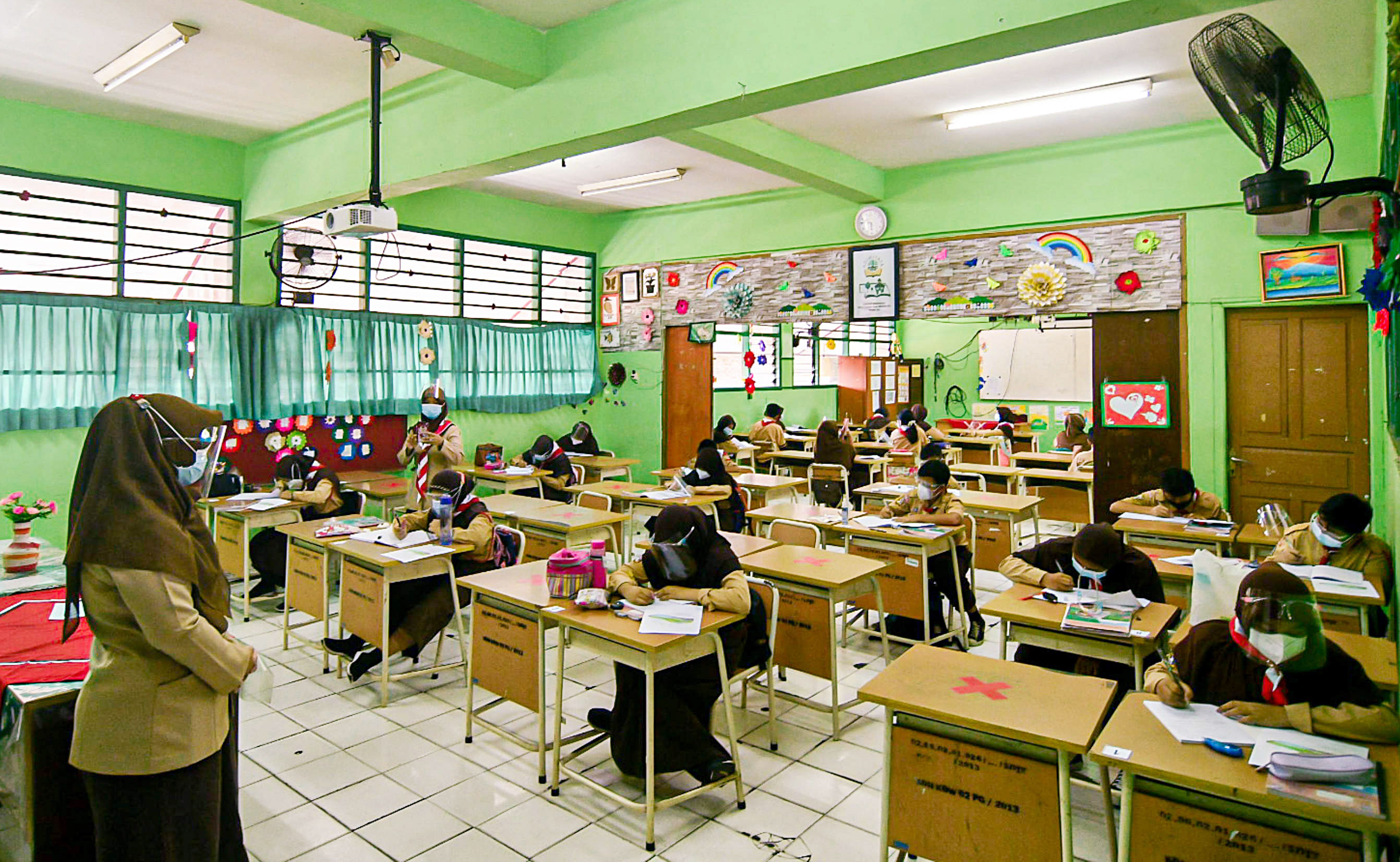 Suasana pembelajaran tatap muka di SDN Kelapa Dua Wetan 02, Jakarta, Rabu (7/4/2021).