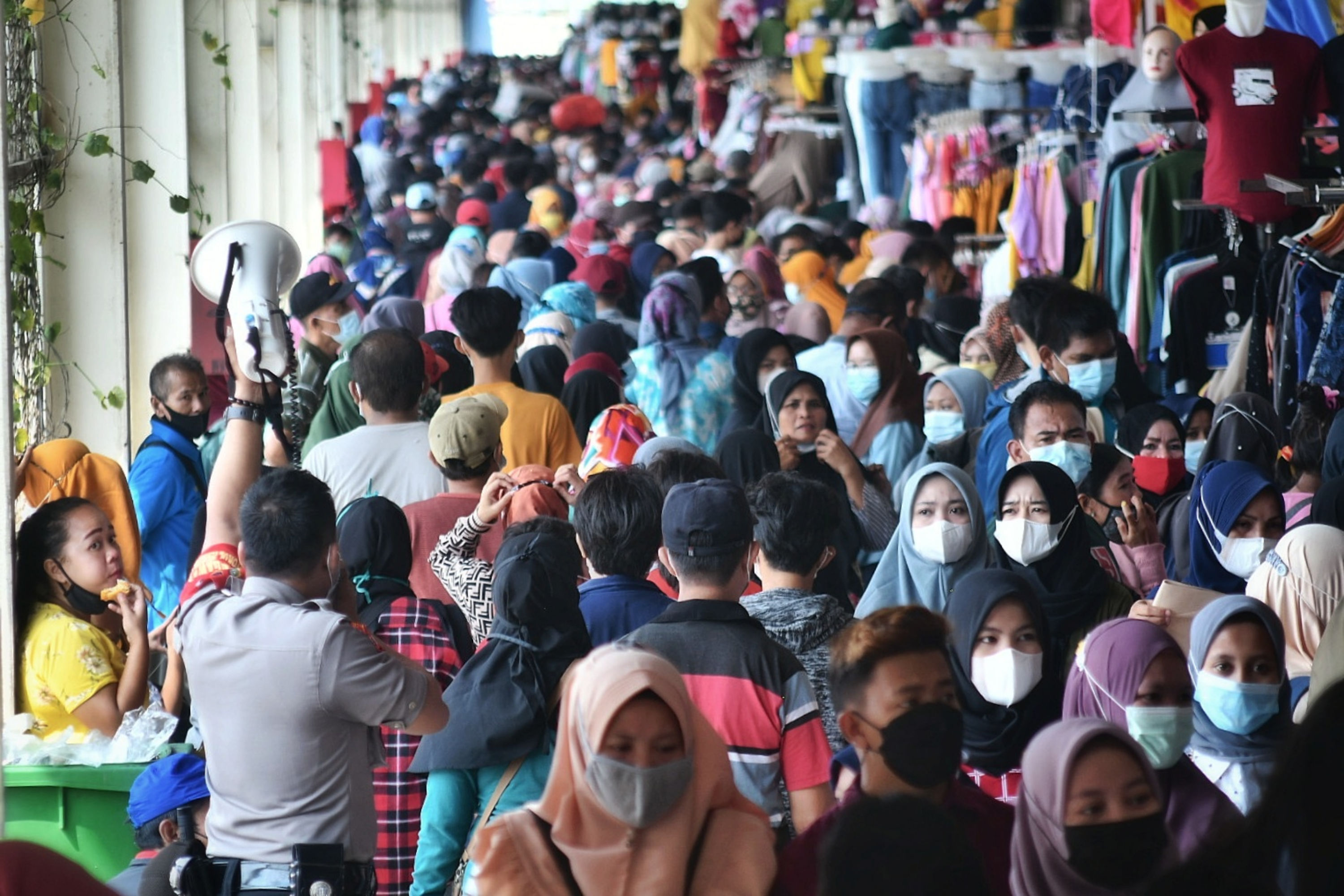 Warga memadati kawasan Sky Bridge Pasar Tanah Abang, Jakarta, Minggu (2/5).