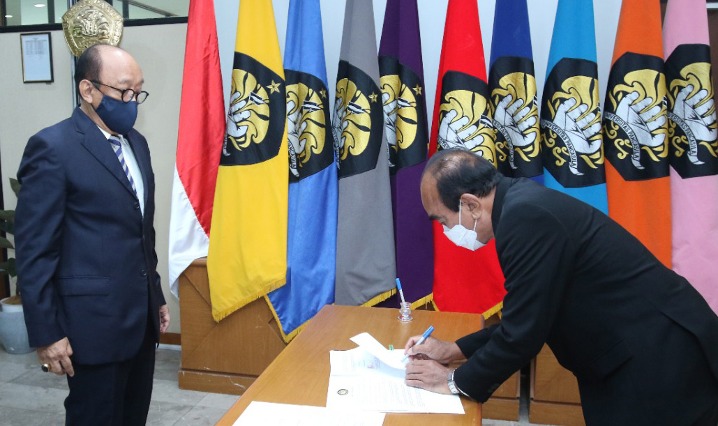  Prof. Dr. Edie Toet Hendratno, S.H., M.Si., FCBArb (kiri) dilantik menjadi Rektor Universitas Pancasila, Senin (31/5).  