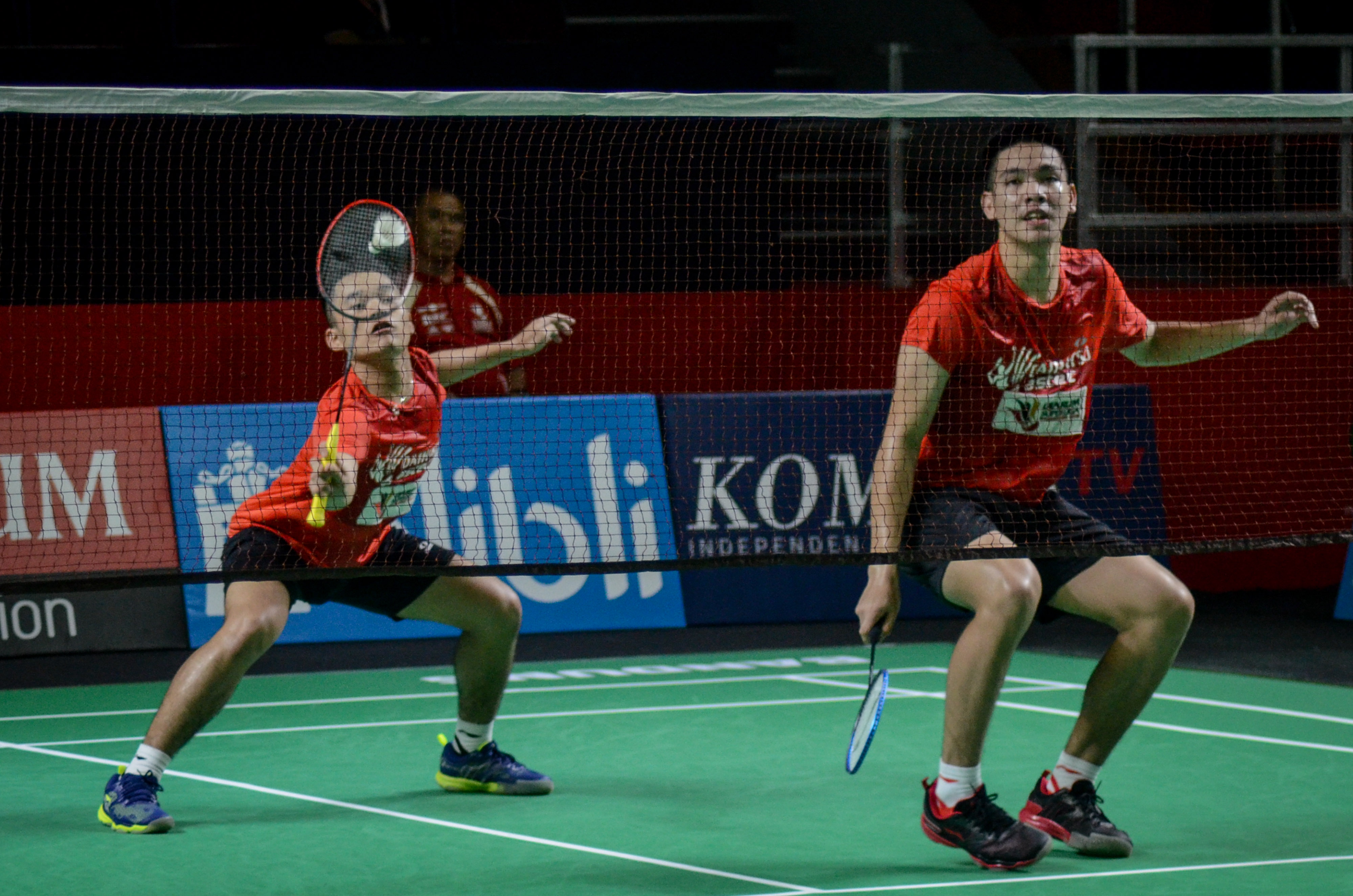 Leo Rolly Carnando bersama Daniel Marthin saat mengembalikan shuttle kok.