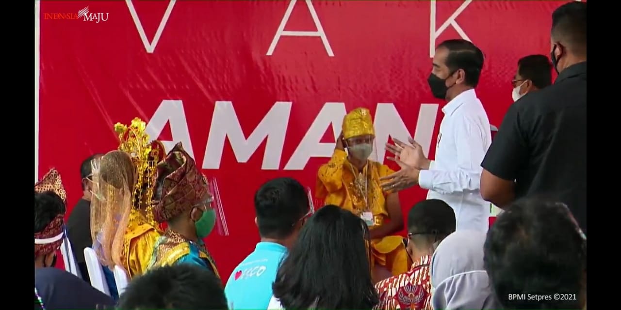 Presiden Jokowi saat meninjau vaksinasi covid-19 di Kepri.