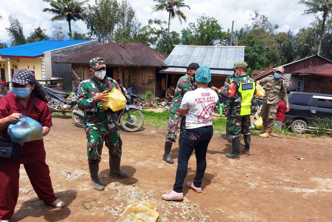 Petugas Satgas Covid-19 Kecamatan Garoga sedang menyalurkan kebutuhan para OTG di Dusun Hutagurgur, Desa Aek Tangga, Kecamatan Garoga. 