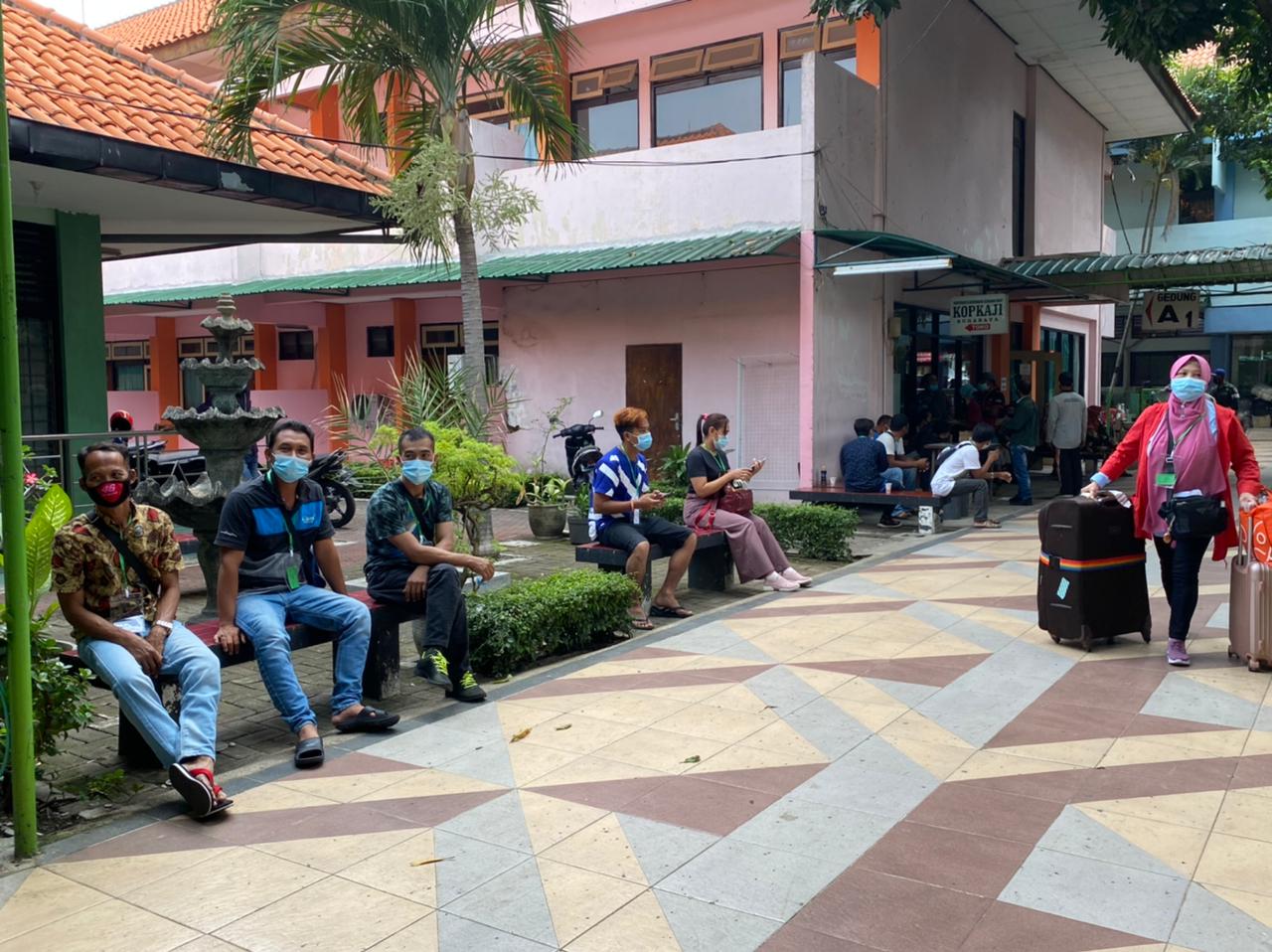 Suasana Asrama Haji Embarkasi Surabaya Minggu (9/5) pagi yang mengkarantina Pekerja Migran Indonesia.