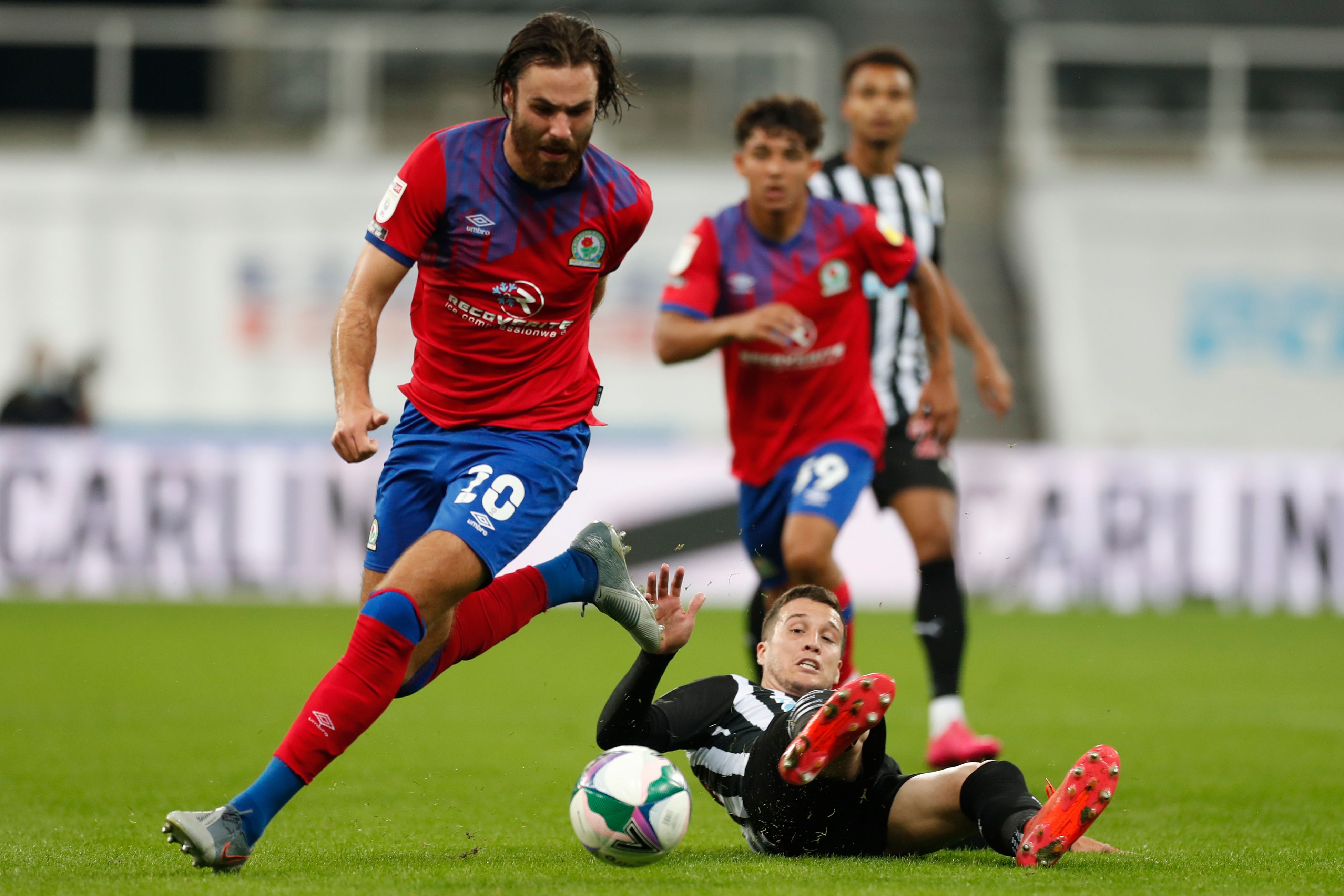 Penyerang Blackburn Rovers Ben Brereton (kiri)