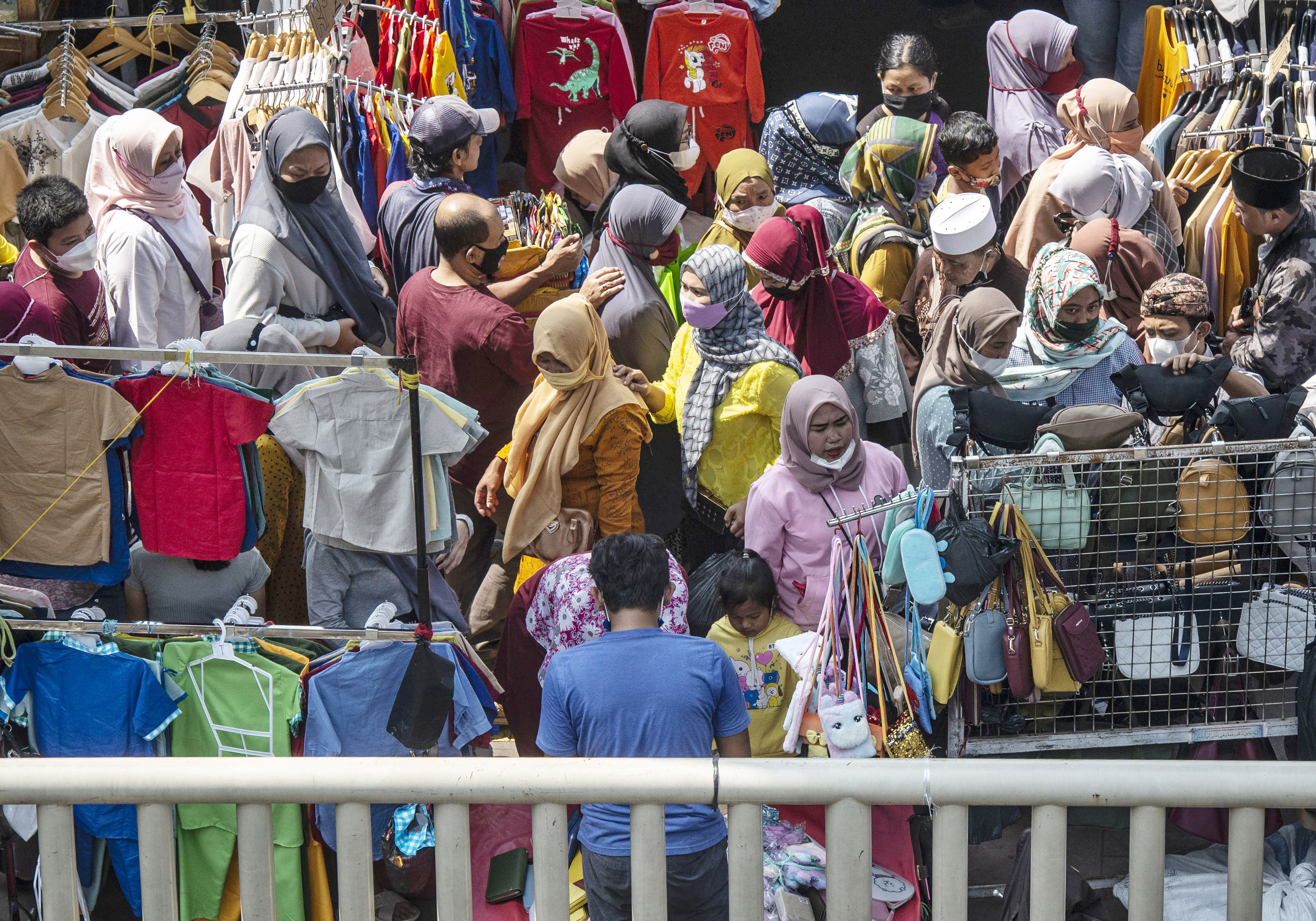  Warga memadati kawasan Jembatan Penyeberangan Multiguna atau Skybridge Tanah Abang di Jakarta, Kamis (29/4).