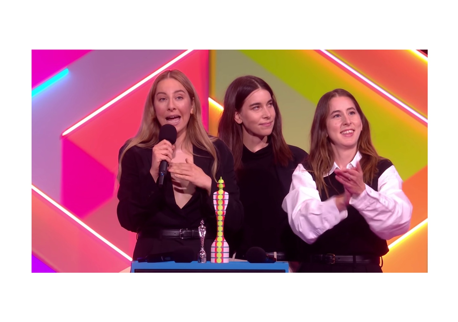 Trio Haim saat menerima penghargaan BRIT Awards. 