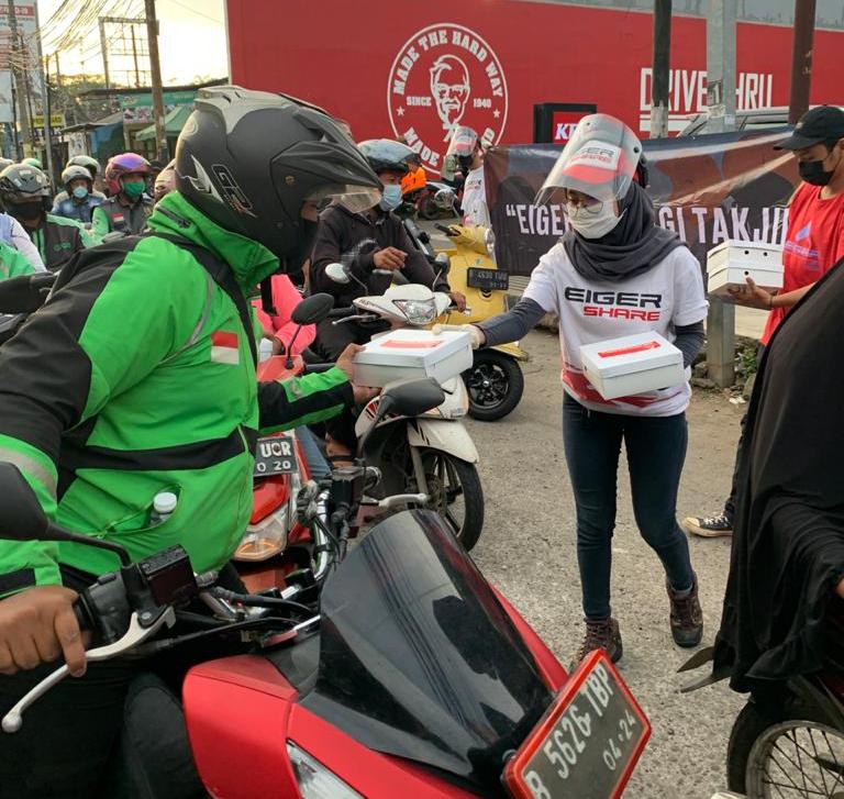 Semangat meraih berkah Ramadan 1442 H, Eiger berbagi Takjil di beberapa titik selama dua hari, Senin (3/5)