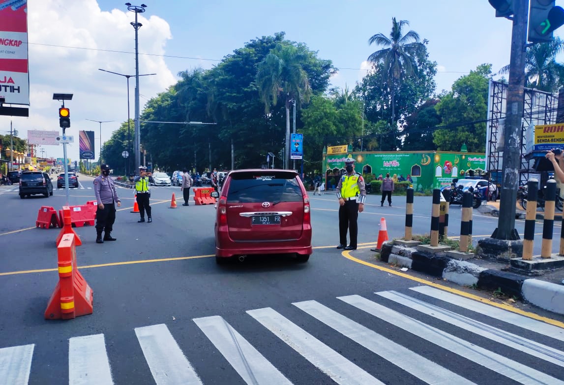 Pos penyekatan Jawa Tengah-DI Yogyakarta di Prambanan memutas balikkan pemudik berpelat nomor luar daerah, Minggu (16/5)