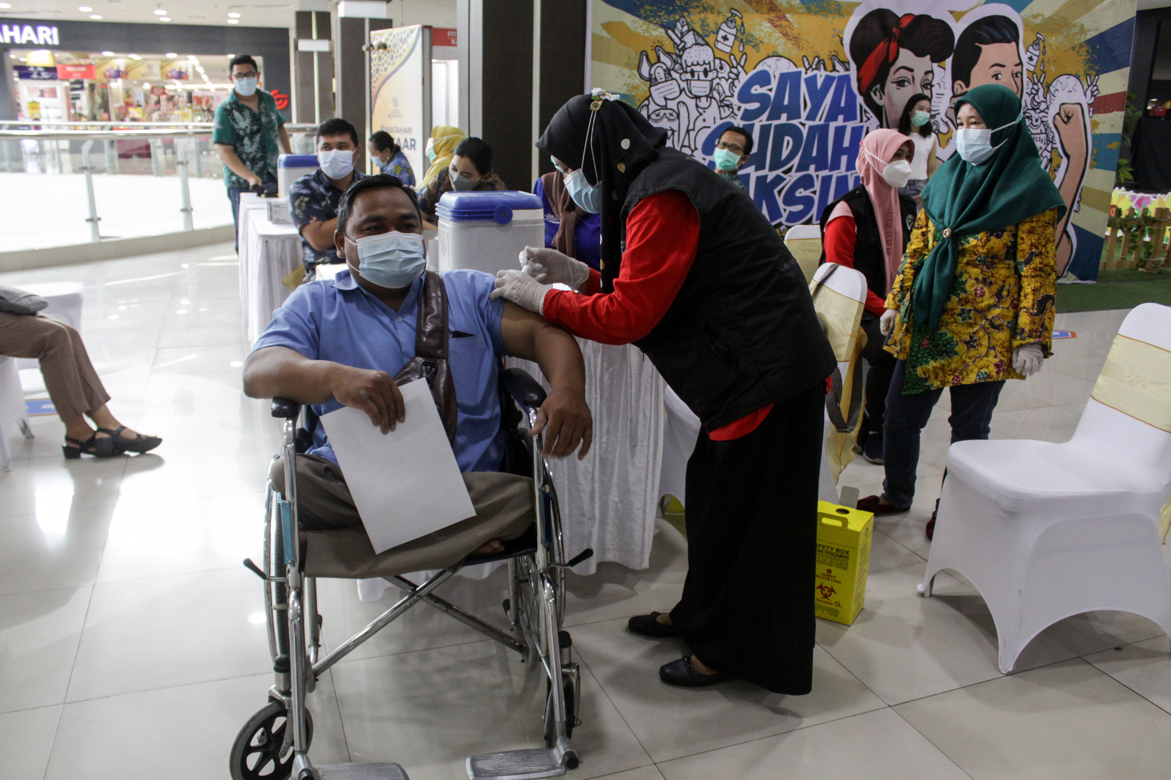 Petugas kesehatan menyuntikkan vaksin COVID-19 kepada karyawan mal dan pekerja tenant di Lippo Mal Sidoarjo, Jawa Timur, Jumat (7/5/2021).