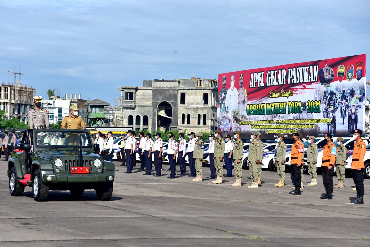 Gubernur Sumut Edy Rahmayadi memeriksa barisan dalam Apel Kesiapan Pasukan Operasi Ketupat Toba 2021 di Lanud Soewondo, Medan, Rabu (5/5).