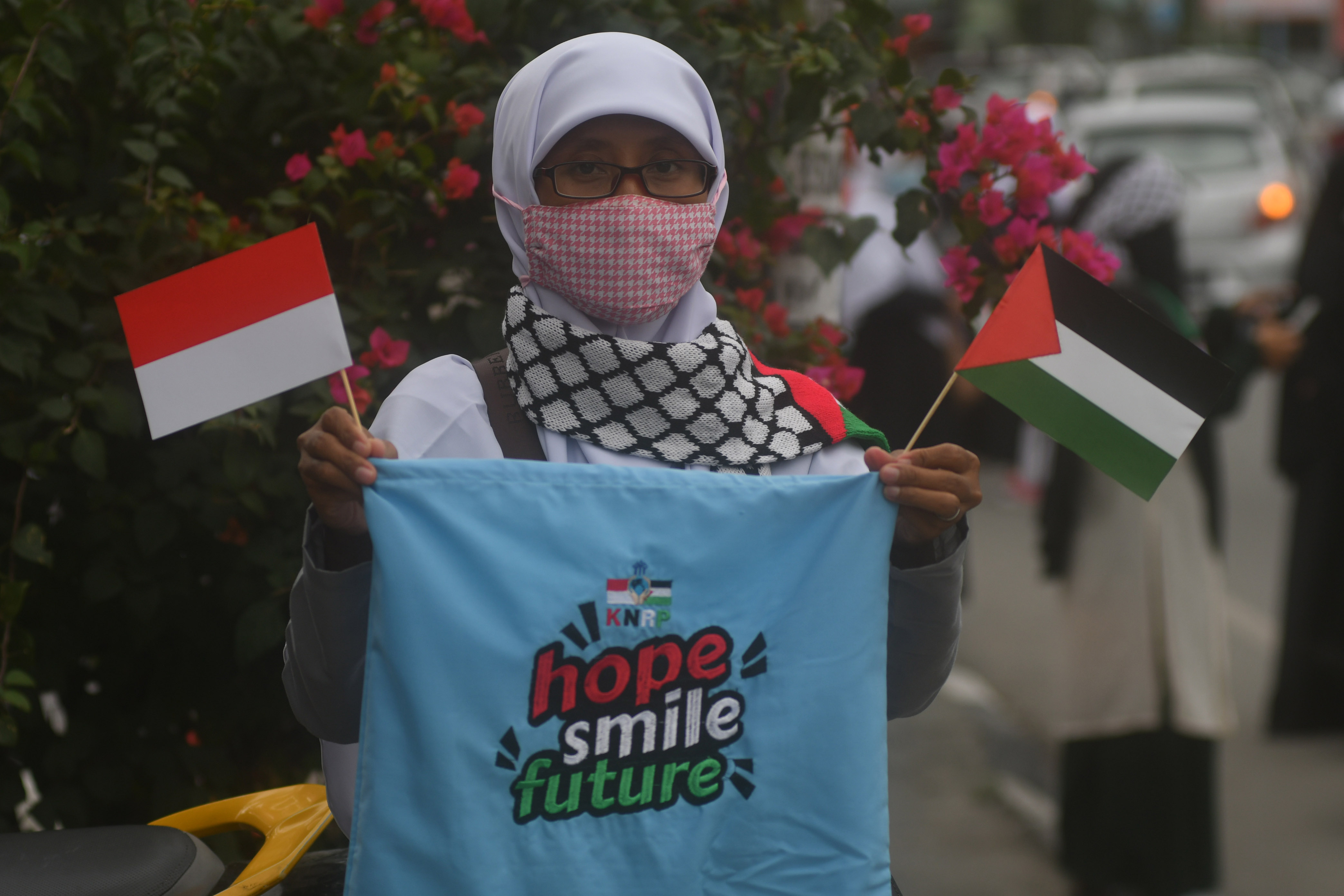  Peserta aksi mengumpulkan donasi dari pengendara yang melintas untuk membantu rakyat Palestina di Palu, Sulawesi Tengah, Selasa (18/5/2021)