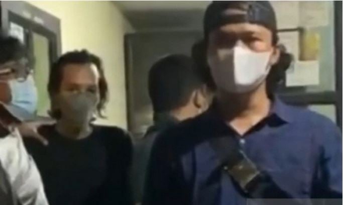 Polisi membekuk pelaku pengunggah video berisi Al Quran dibakar yang kemudian viral di media sosial di Jakarta Barat, Senin (24/5).