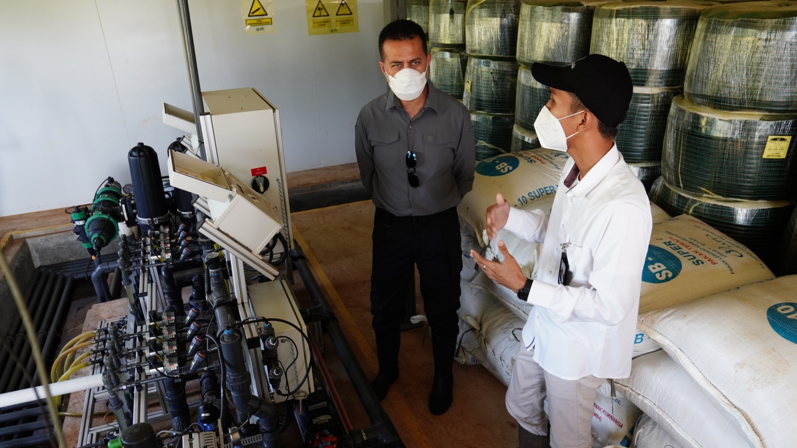 Wagub Sumut Musa Rajekshah (kiri) meninjau penerapan teknologi pertanian presisi di Lahan Puslitbang Diklat Agrinas di Cisaat, Jawa Barat.