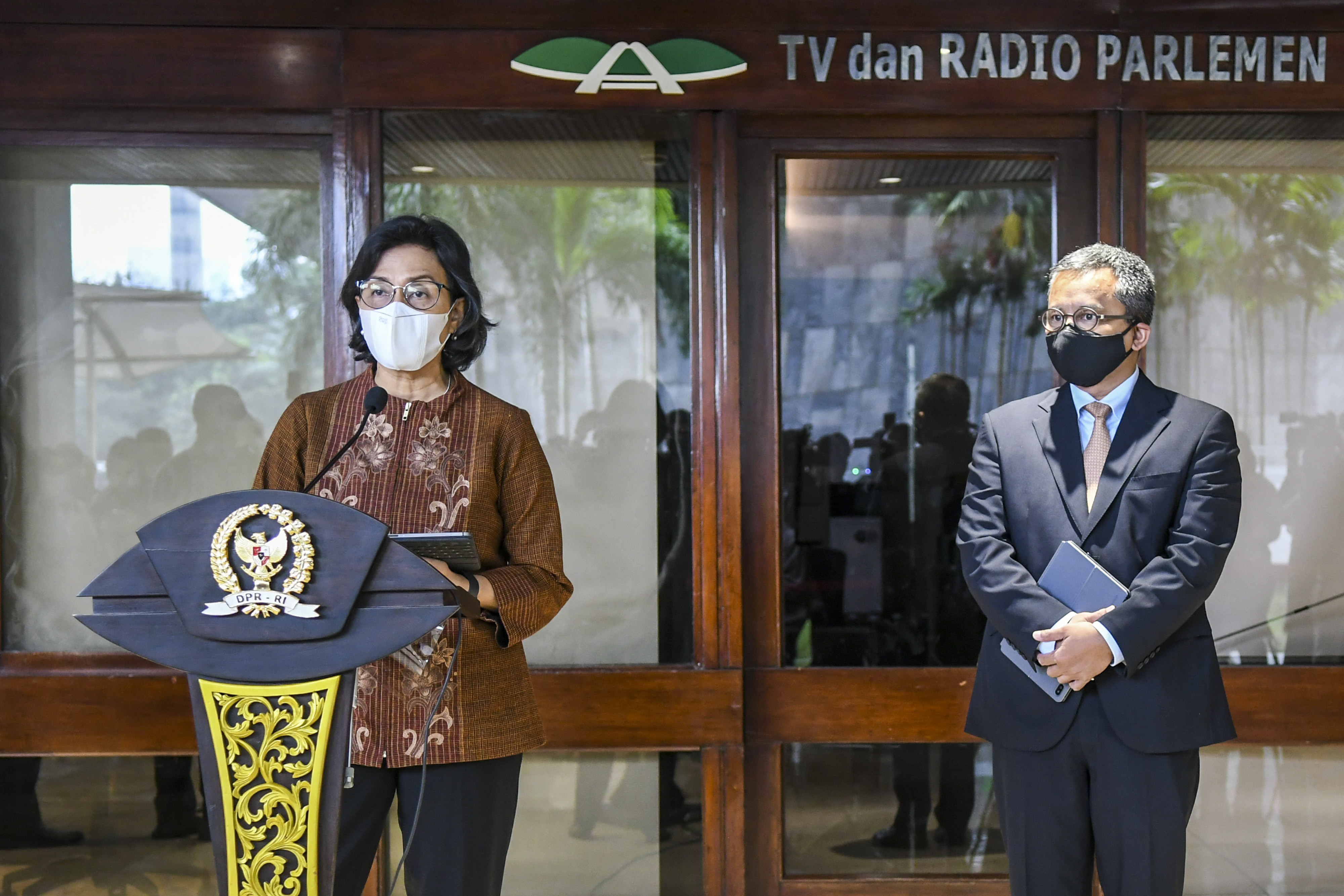 Menkeu Sri Mulyani didampingi Wamenkeu Suahasil Nazara saat memberikan keterangan pers.