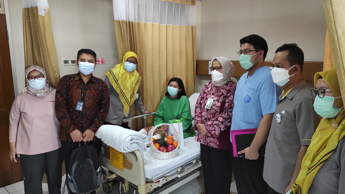 Peserta program BPJAMSOSTEK Indra Yanti Purba mendapat kunjungan dari Direktur Pelayanan BPJAMSOSTEK Roswita Nilakurnia.