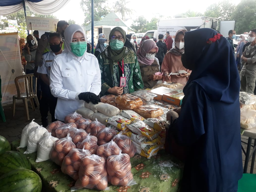 Wakil Wali kota Palembang Fitrianti Agustinda meninjau pasar murah yang digelar di halaman Kantor Camat Sako Palembang, Kamis (6/5).