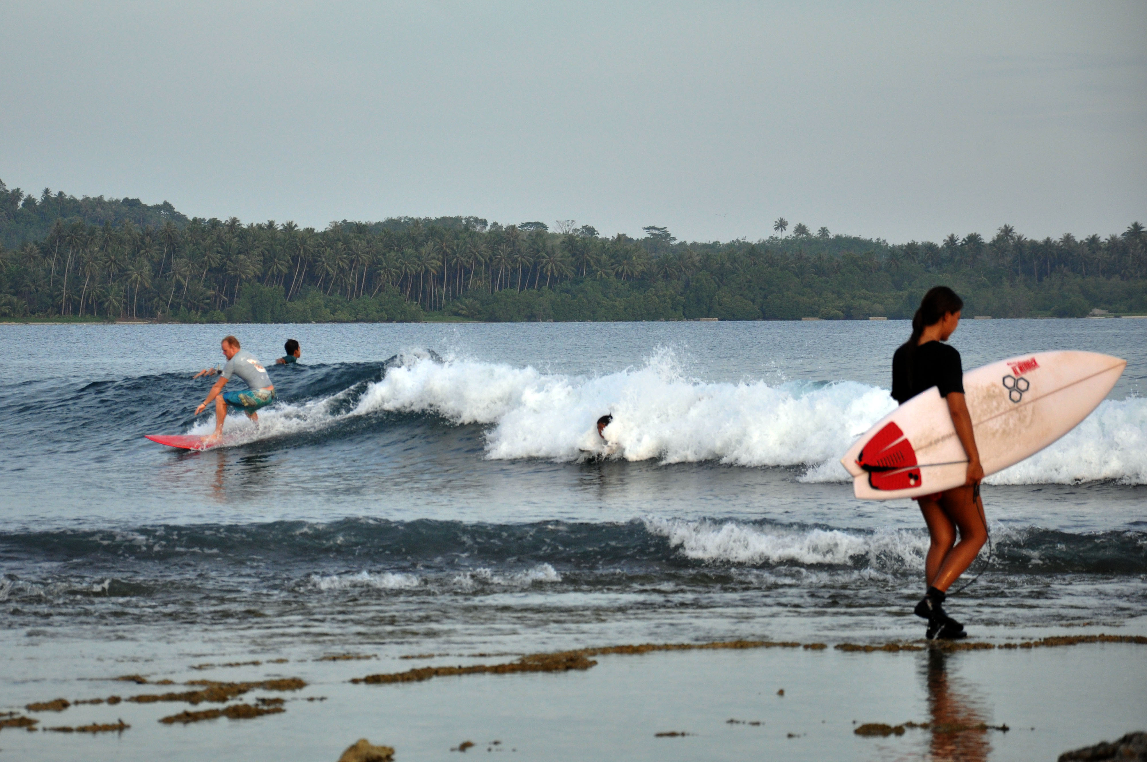 Wisatawan asing saat berselancar di Pantai Sorake, Kabupaten Nias Selatan.