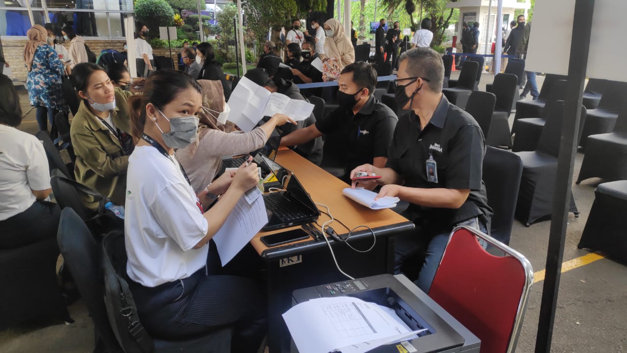 Karyawan Media Group menjalani skrining sebelum mendapatkan vaksinasi covid-19.