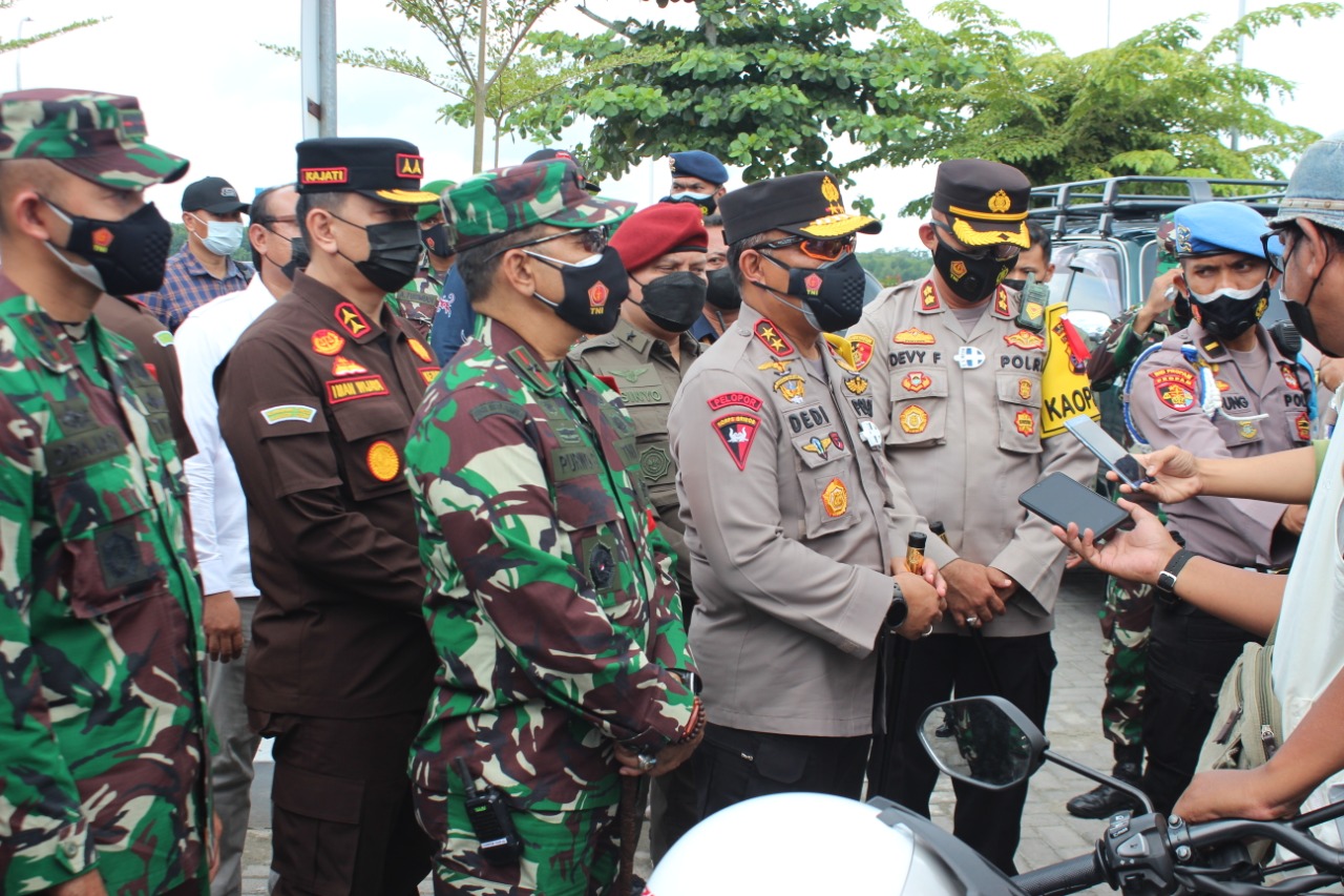Kapolda Kalimantan Tengah Irjen Dedi Prasetyo saat mengunjungi posko penyekatan di Kotawaringin Barat