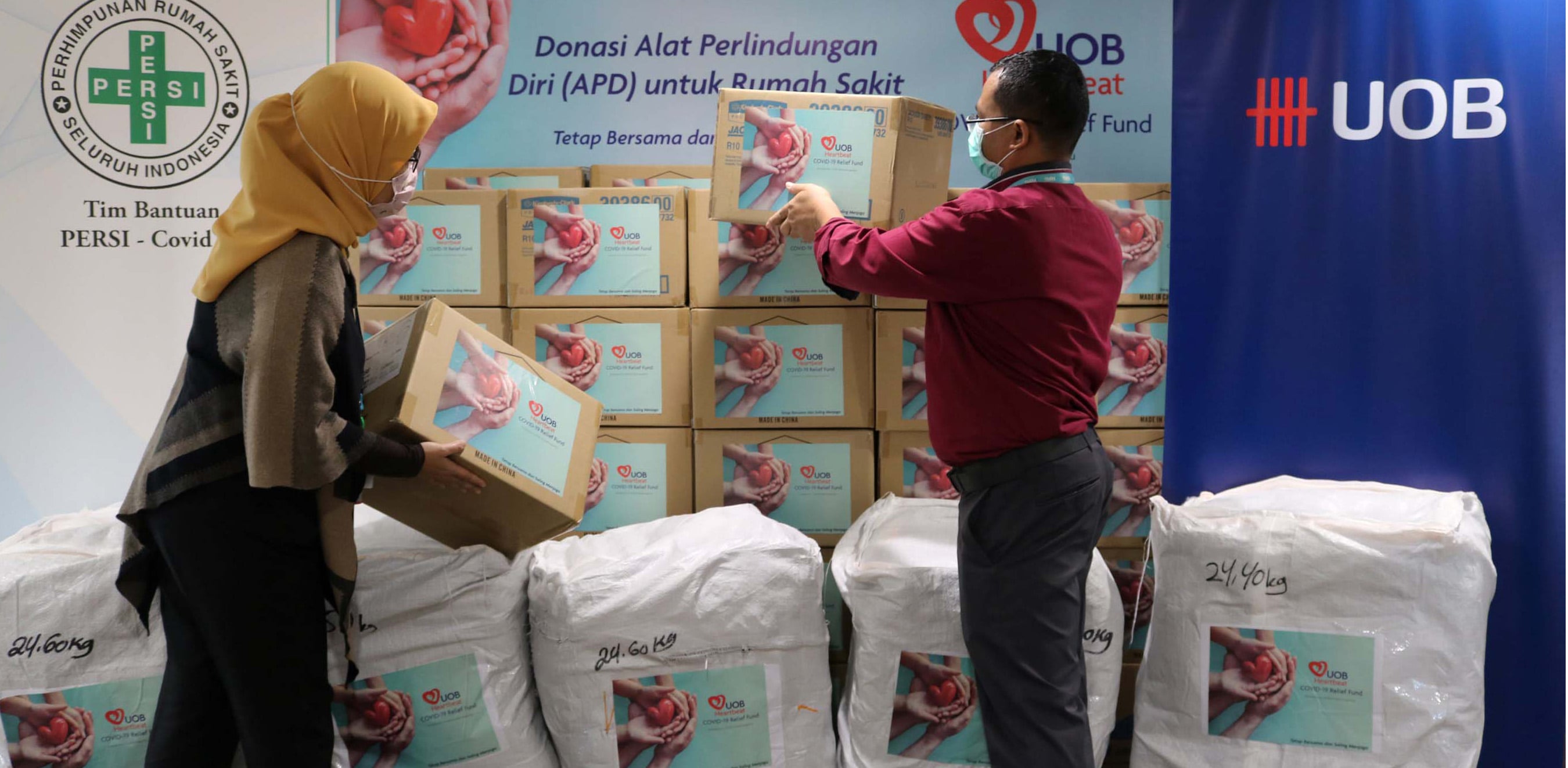  Petugas UOB Indonesia bersiap mendistribusikan alat pelindung diri dan sejumlah logistik dalam penanganan wabah covid-19.