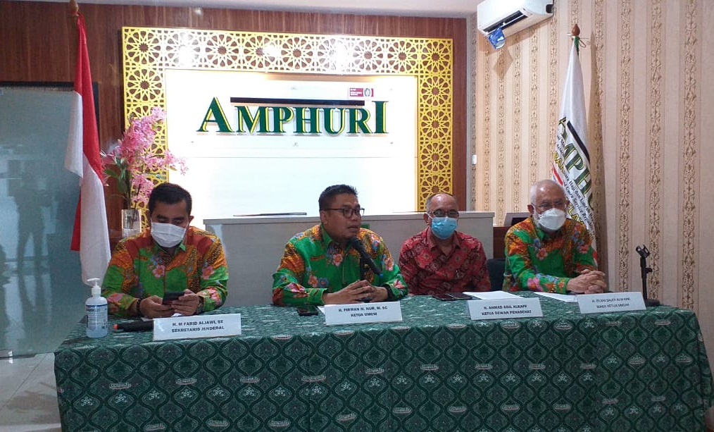 KETUA Umum DPP AMPHURI Firman M Nur (dua kiri) dalam konfrensi pers, Selasa (4/5).