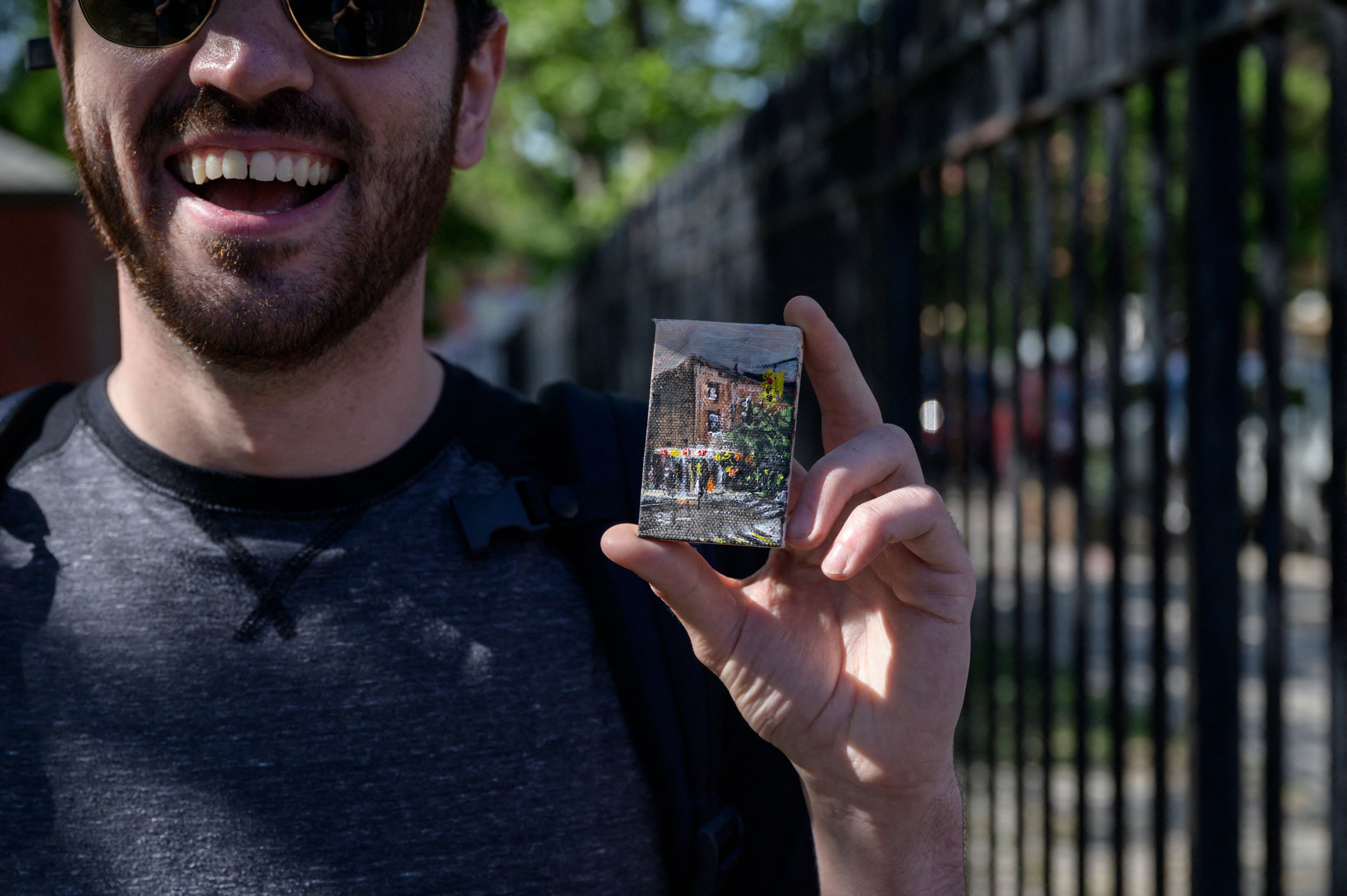 Peserta yang berhasil menemukan lukisan mini karya Steve Wasterval, dalam perburuan di New York 