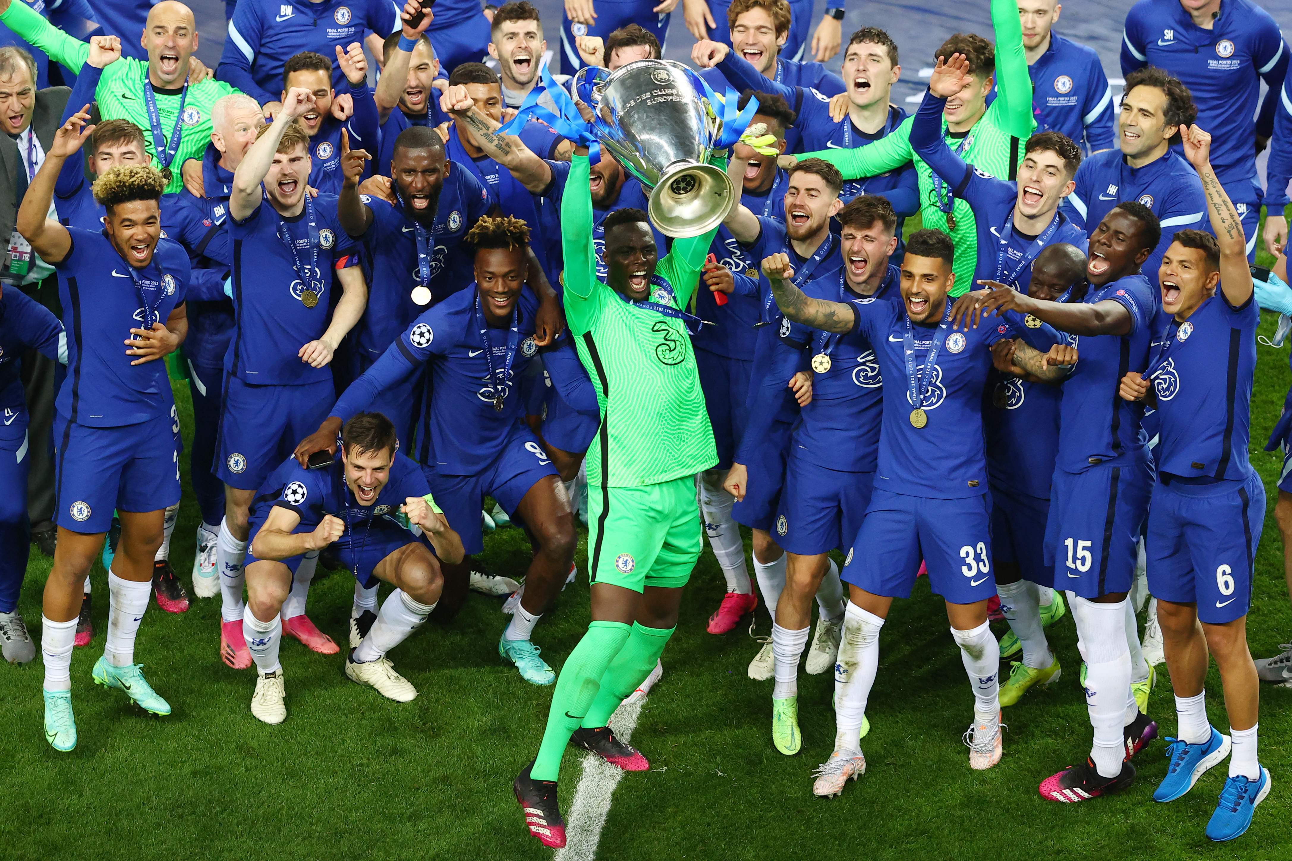 Para pemain Chelsea merayakan keberhasilan mereka menjadi juara Liga Champions.