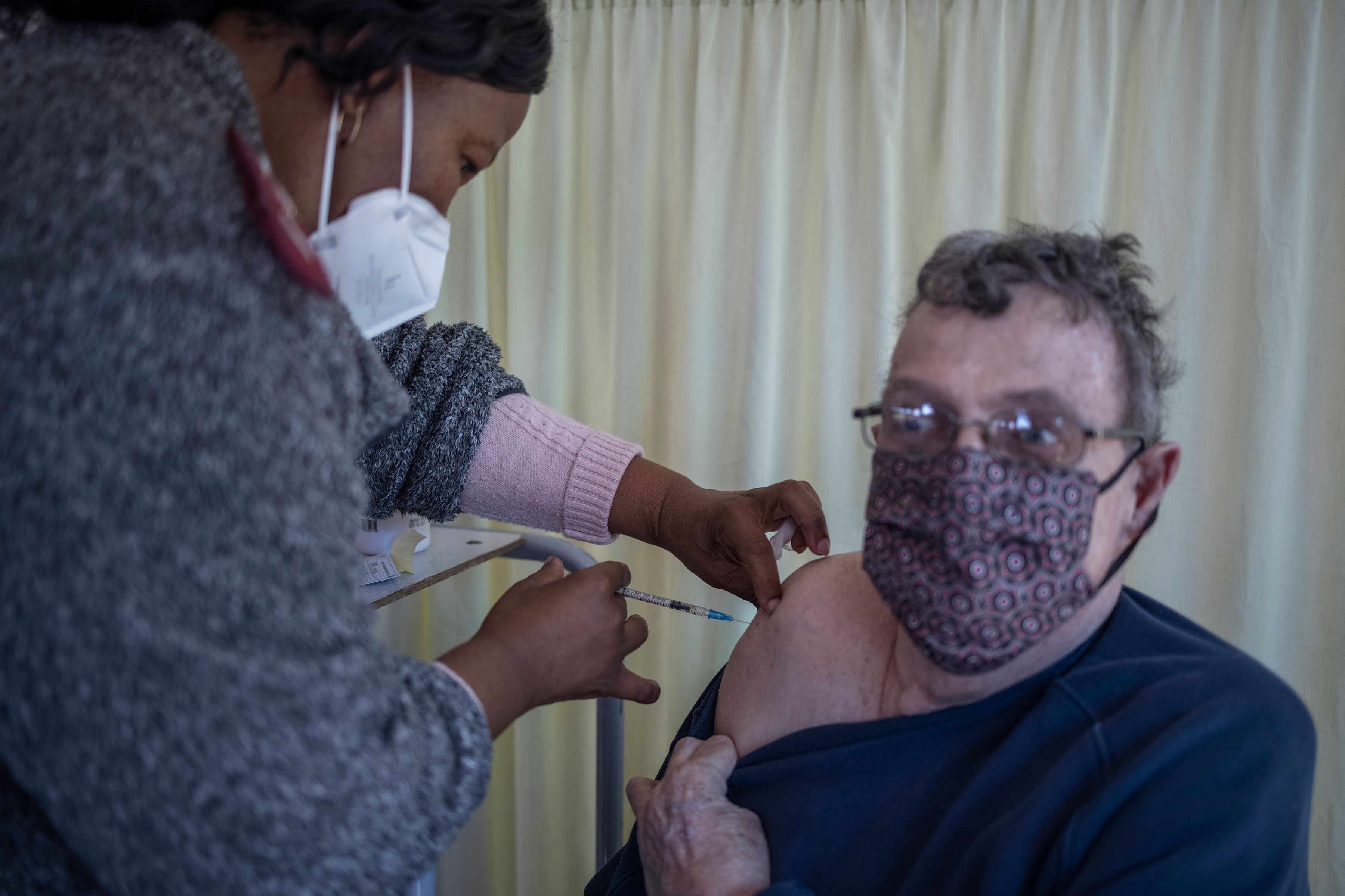 Seorang warga lansia menerima suntikan vaksin covid-19 di Klerksdorp, Afika Selatan.