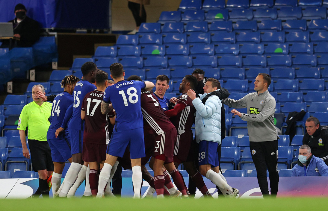 Pemain Chelsea dan Leicester terlibat keributan saat saling berhadapan, Selasa (18/5). 