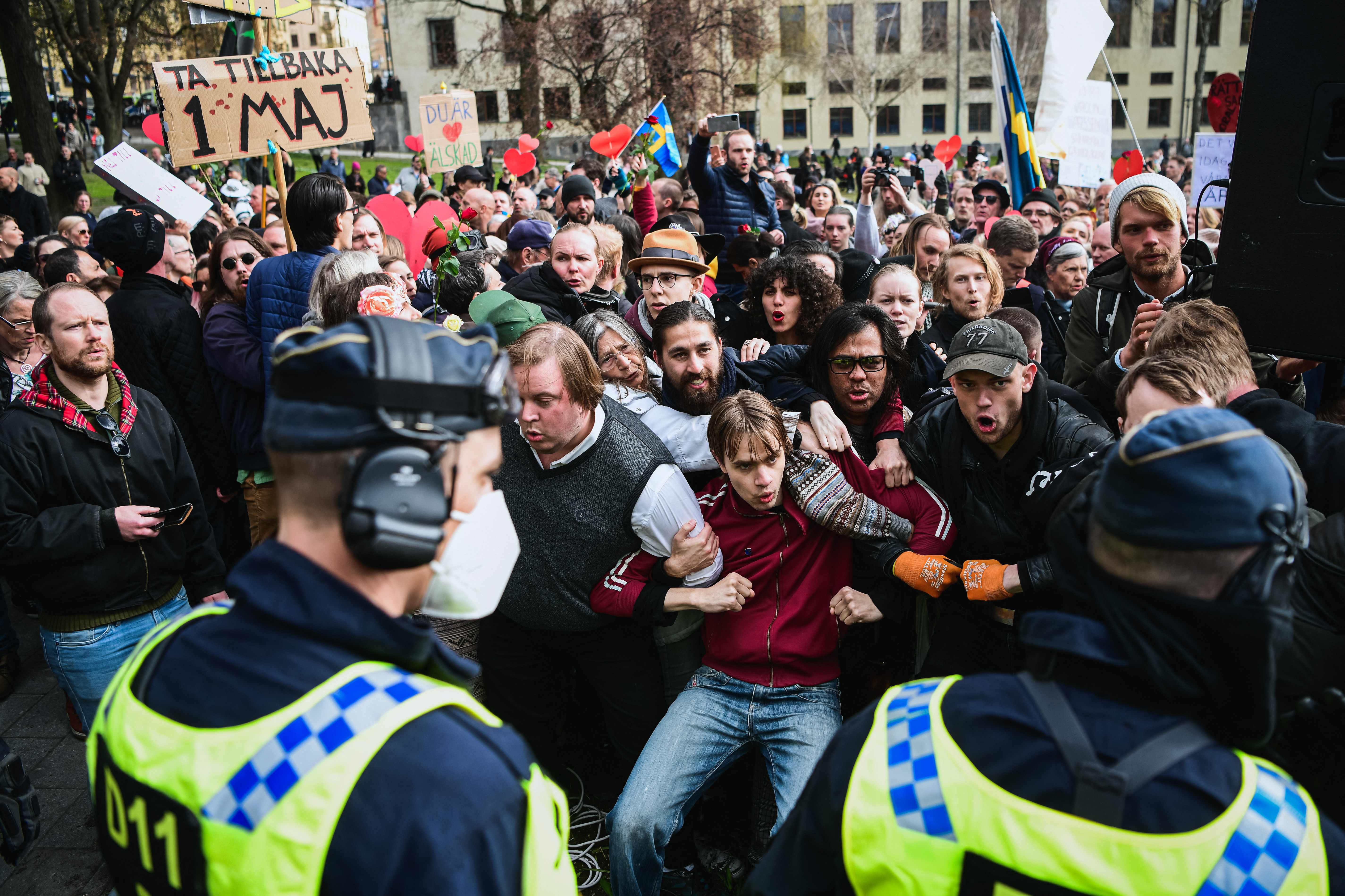 Ratusan Warga Protes Pembatasan Covid-19 di Finlandia dan Swedia