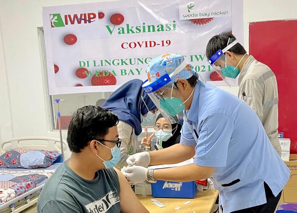 Salah seorang karyawan tengah divaksin oleh tenaga kesehatan.