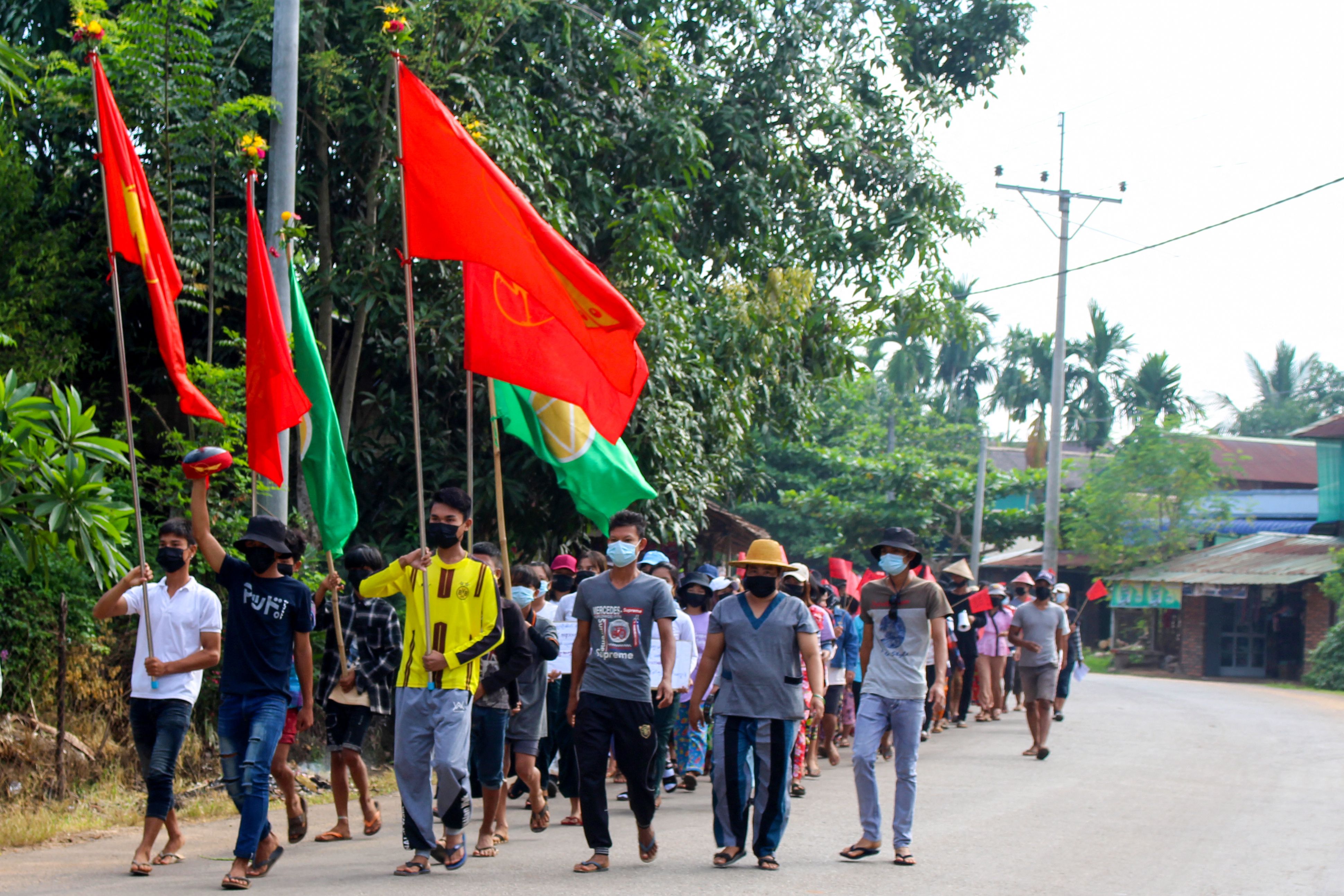 Para pemuda di  Dawei, Myanmar membawa bendera Myanmar bergerak siap melakukan perlawanan terhadap penguasa milliter, Rabu (5/5/2021)