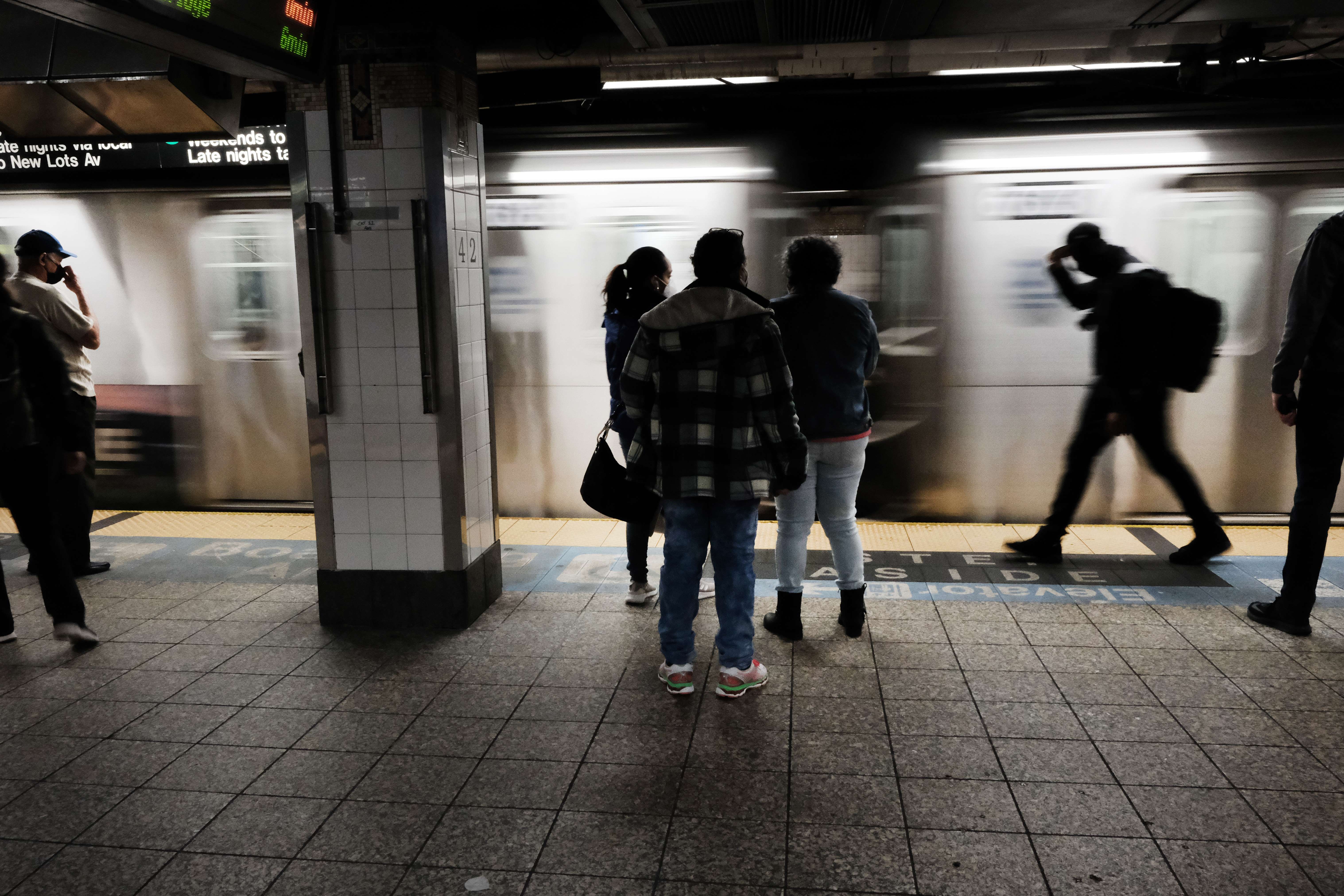 Warga berada di stasiun kereta bawah tanah New York, Amerika Serikat.
